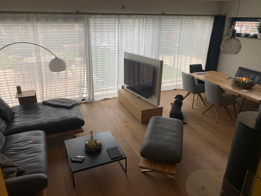 Kundenfoto: Roto als Raumteiler zwischen Sofa und Essbereich