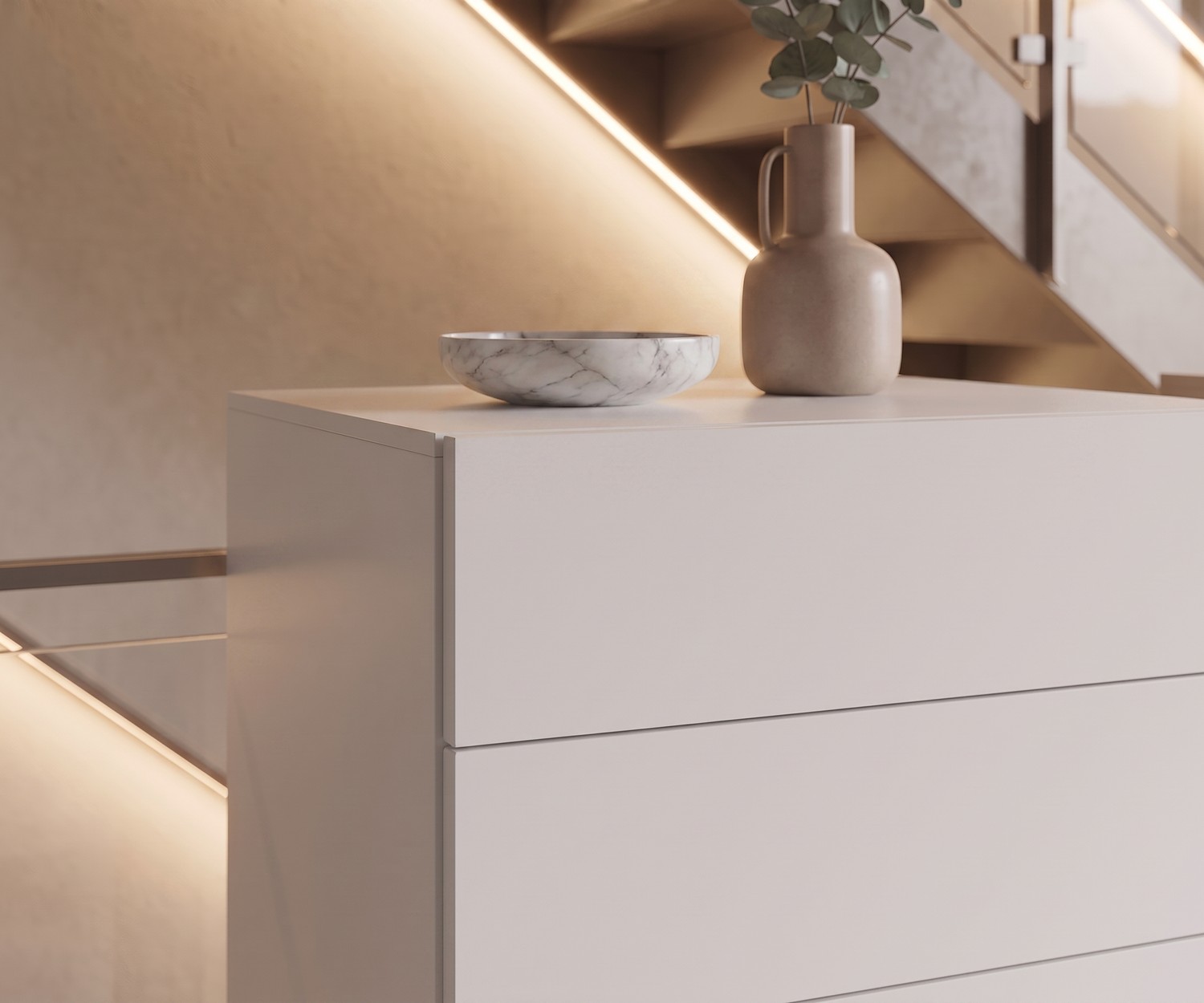 Hochkommode Easy von Novamobili im Flur. Weiße Kommode mit 6 grifflosen Schubladen im modernen Design neben einer Treppe.