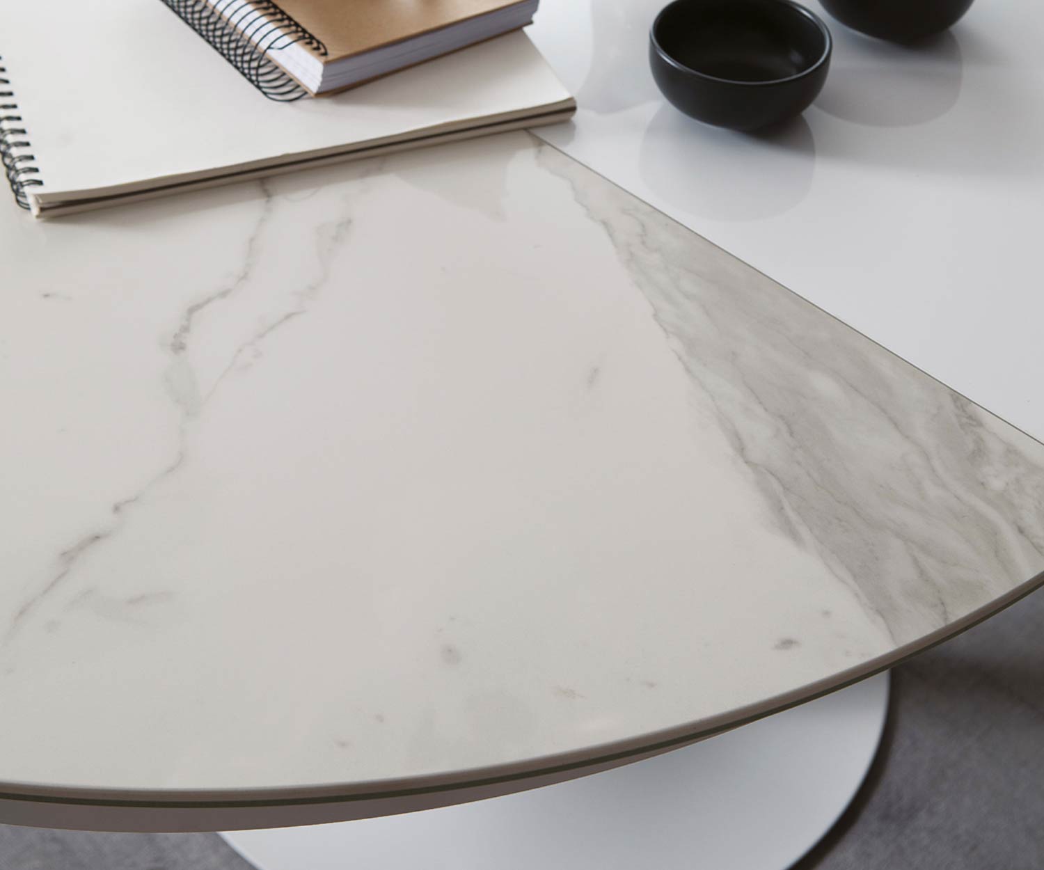 Table de salle à manger design Eclipse de Ozzio Marbre Verre Calacatta en détail le plateau de table