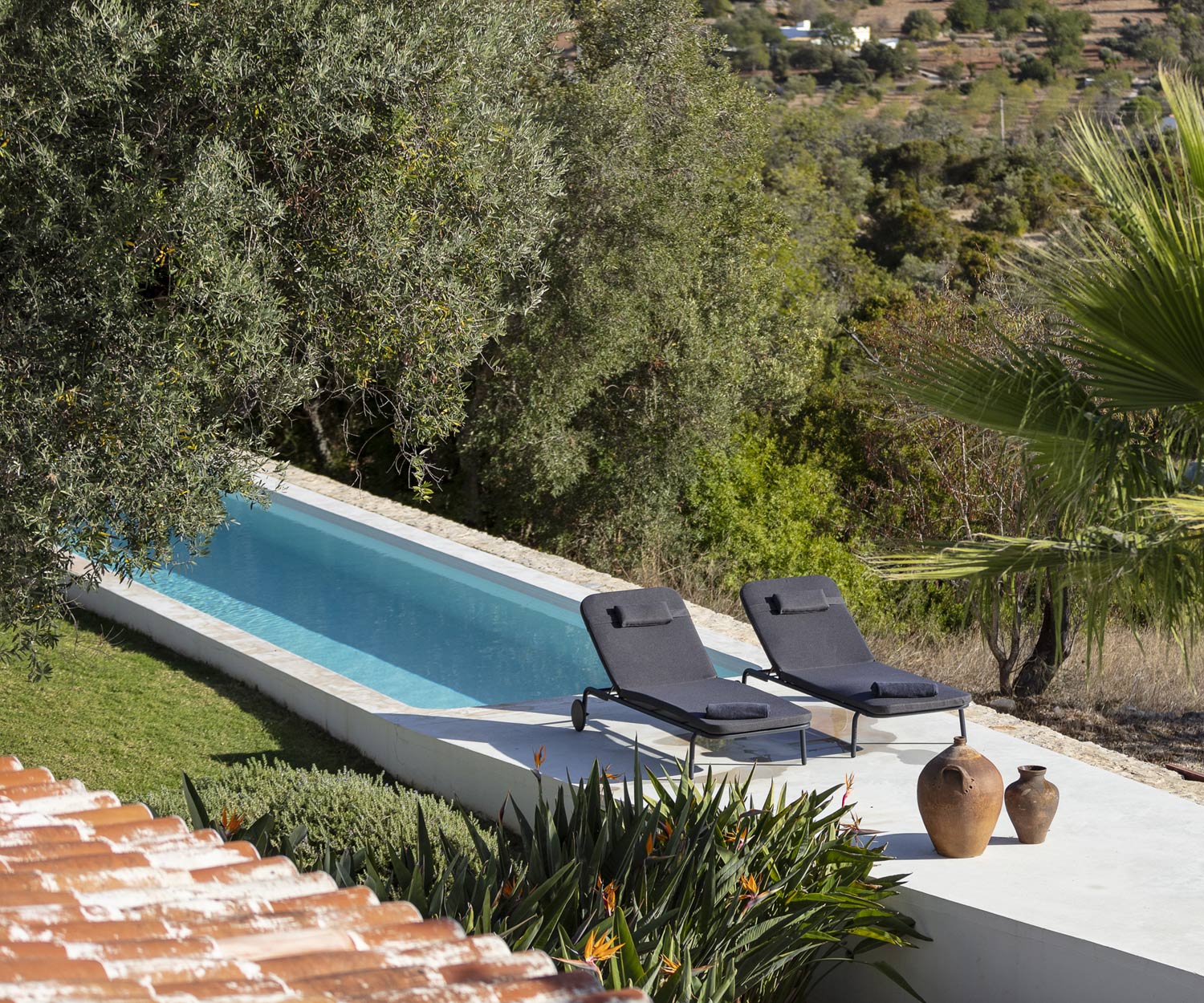 Moderne Todus Starling Design Bain de soleil en tissu gris foncé au bord de la piscine