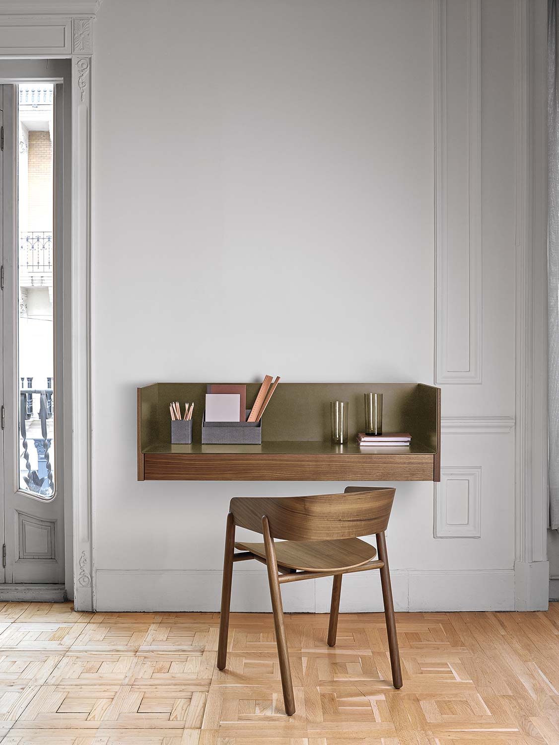 Bureau mural design en noyer