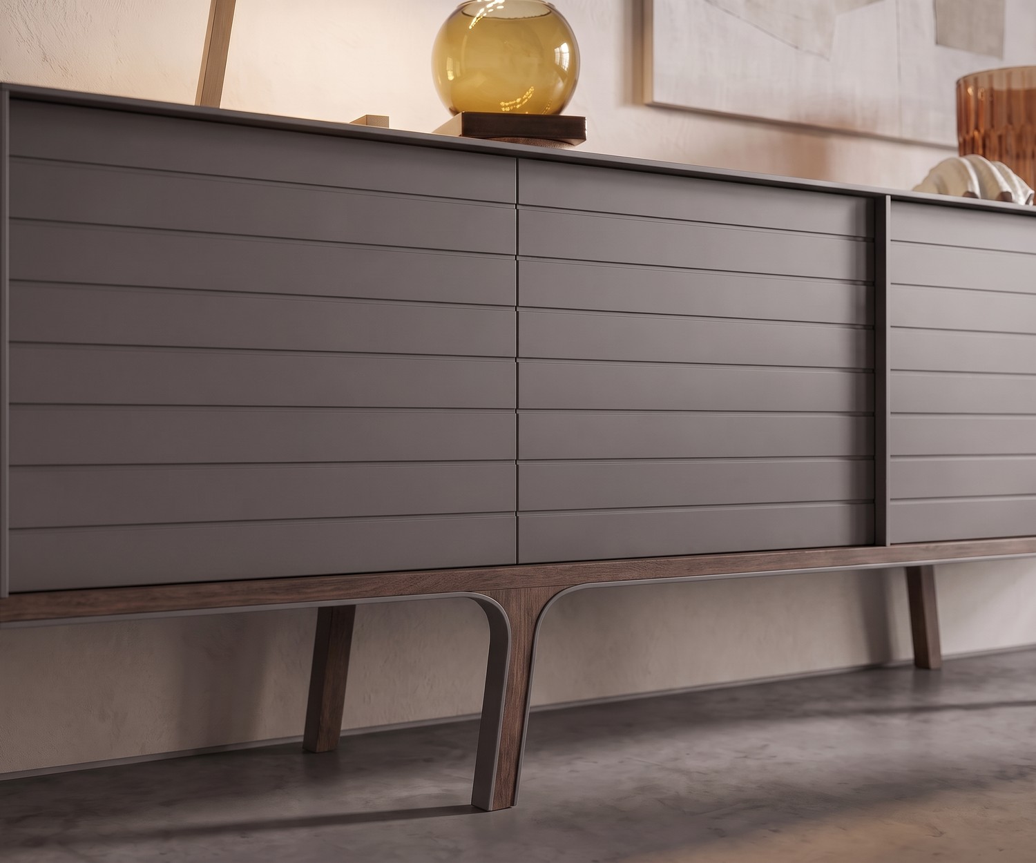 Buffet al2 Mobius 002 pour le salon, avec façade striée gris mat et piètement élégant en bois d'eucalyptus.