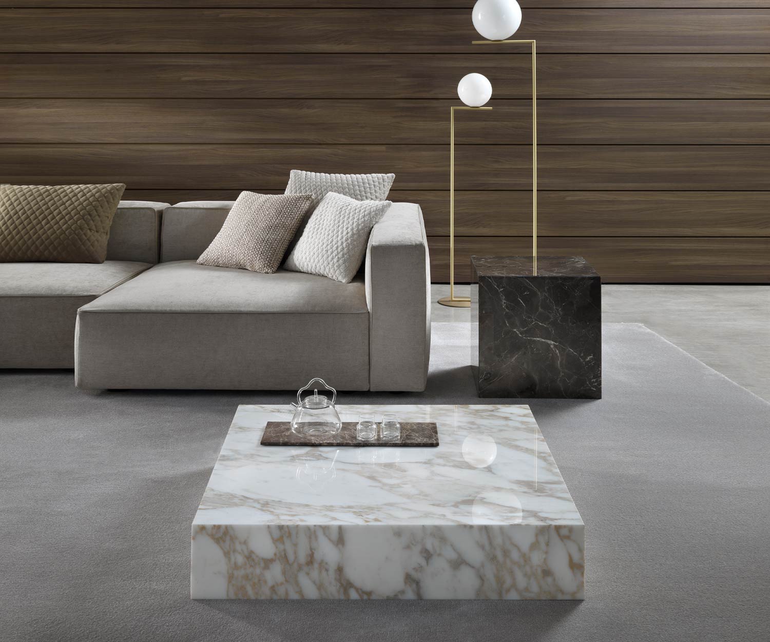 Table carrée en marbre Thor dans le salon en Calacatta Gold