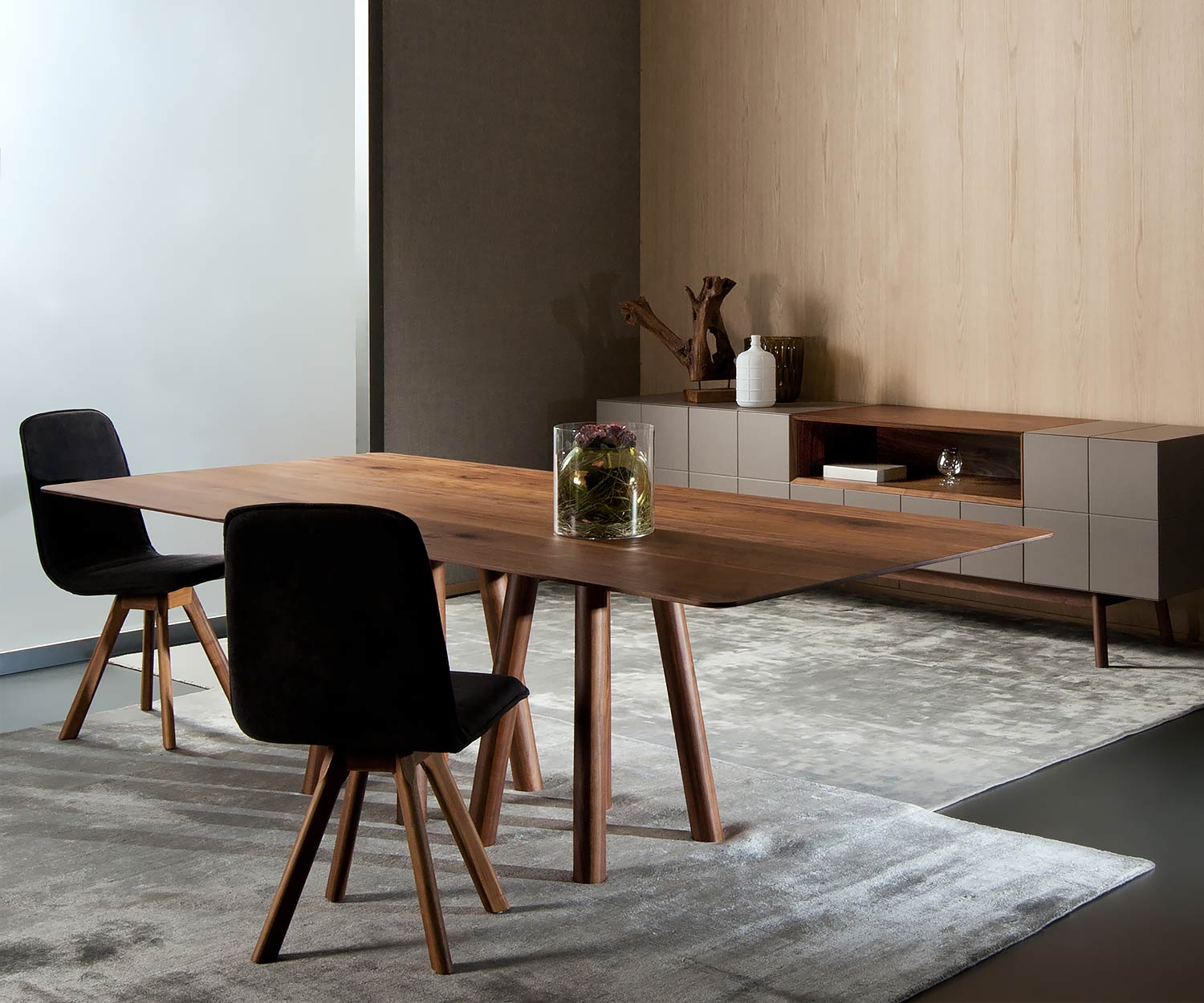 Table de salle à manger design de haute qualité en chêne massif avec chaises dans la salle à manger