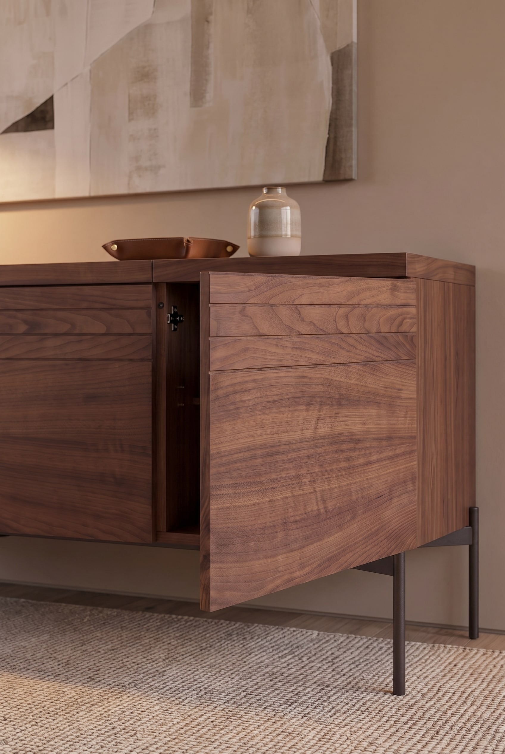 Gros plan d'une porte en bois l&eacute;g&egrave;rement ouverte d'un buffet, montrant des fraisages horizontaux et des charni&egrave;res de haute qualit&eacute;.