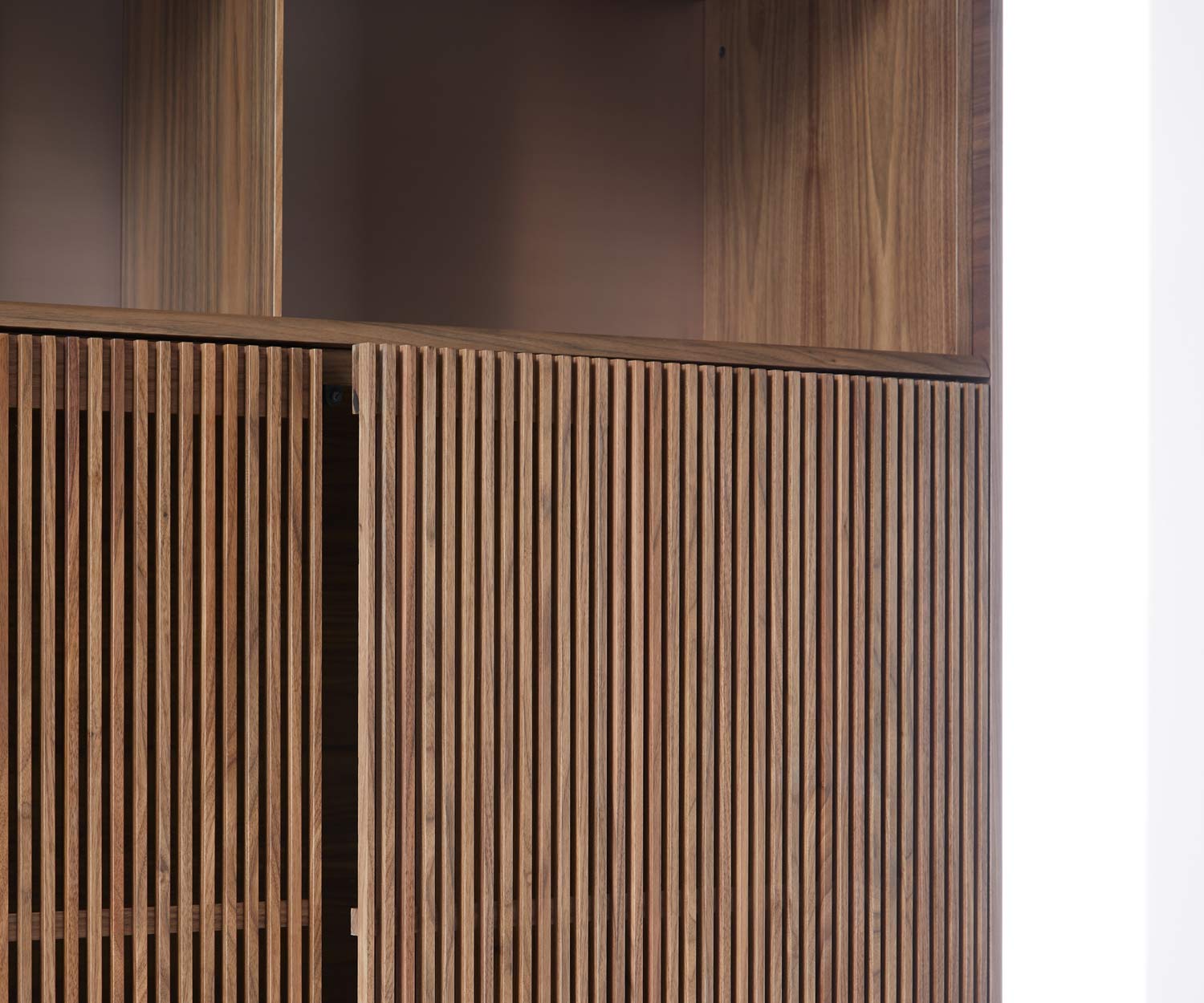 Highboard design et esthétique Punt Malmö avec placage de noyer ennobli portes à lamelles