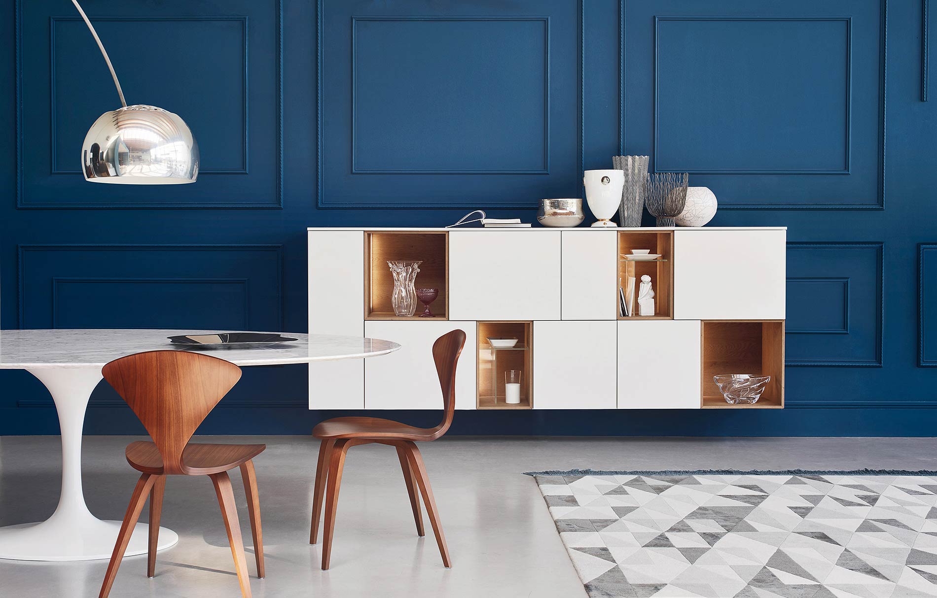 Offenes Wandsideboard mit Glaselementen Offenes Wandsideboard mit Glaselementen