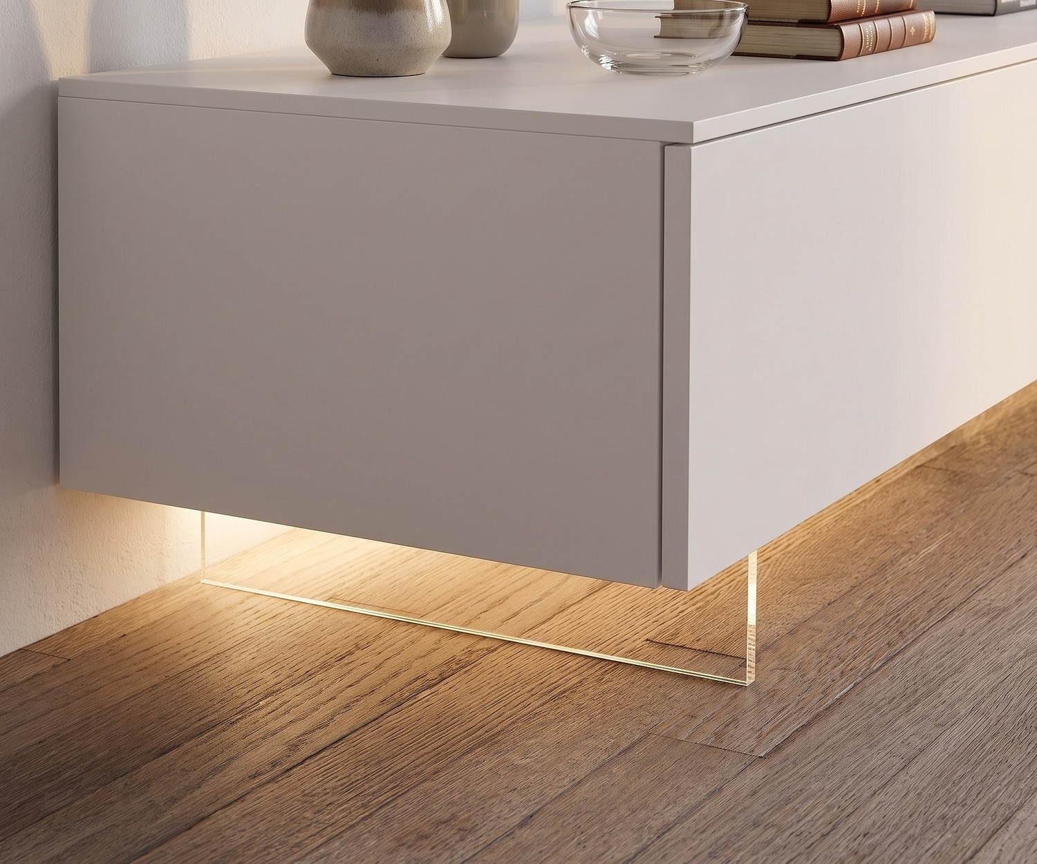 Livitalia TV Sockel transparent für Lowboards Transparenter TV Sockel von Livitalia für einen schwebenden Effekt unter einem weißen Lowboard im Wohnzimmer.