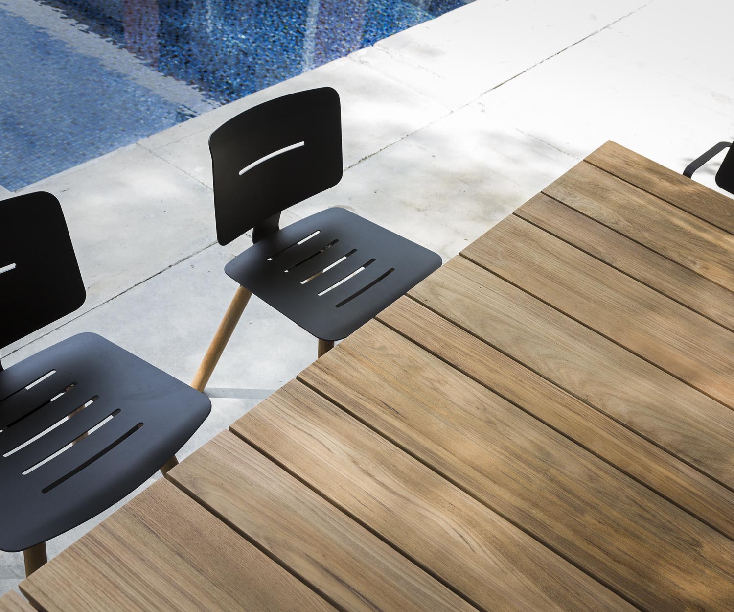 Oasiq Machar Design Table de jardin en teck avec deux chaises Coco Oasiq Machar Design Table de jardin en teck avec deux chaises Coco