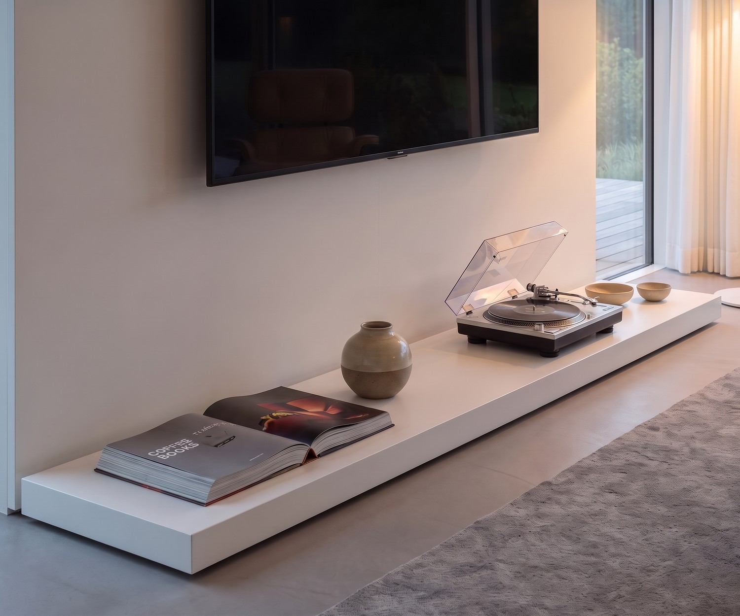 Livitalia EASY TV Podest in Weiß | Modernes flaches Sockelelement Livitalia Easy TV Podest in Weiß als flache Design Bank für das Wohnzimmer mit Plattenspieler und Dekoration.