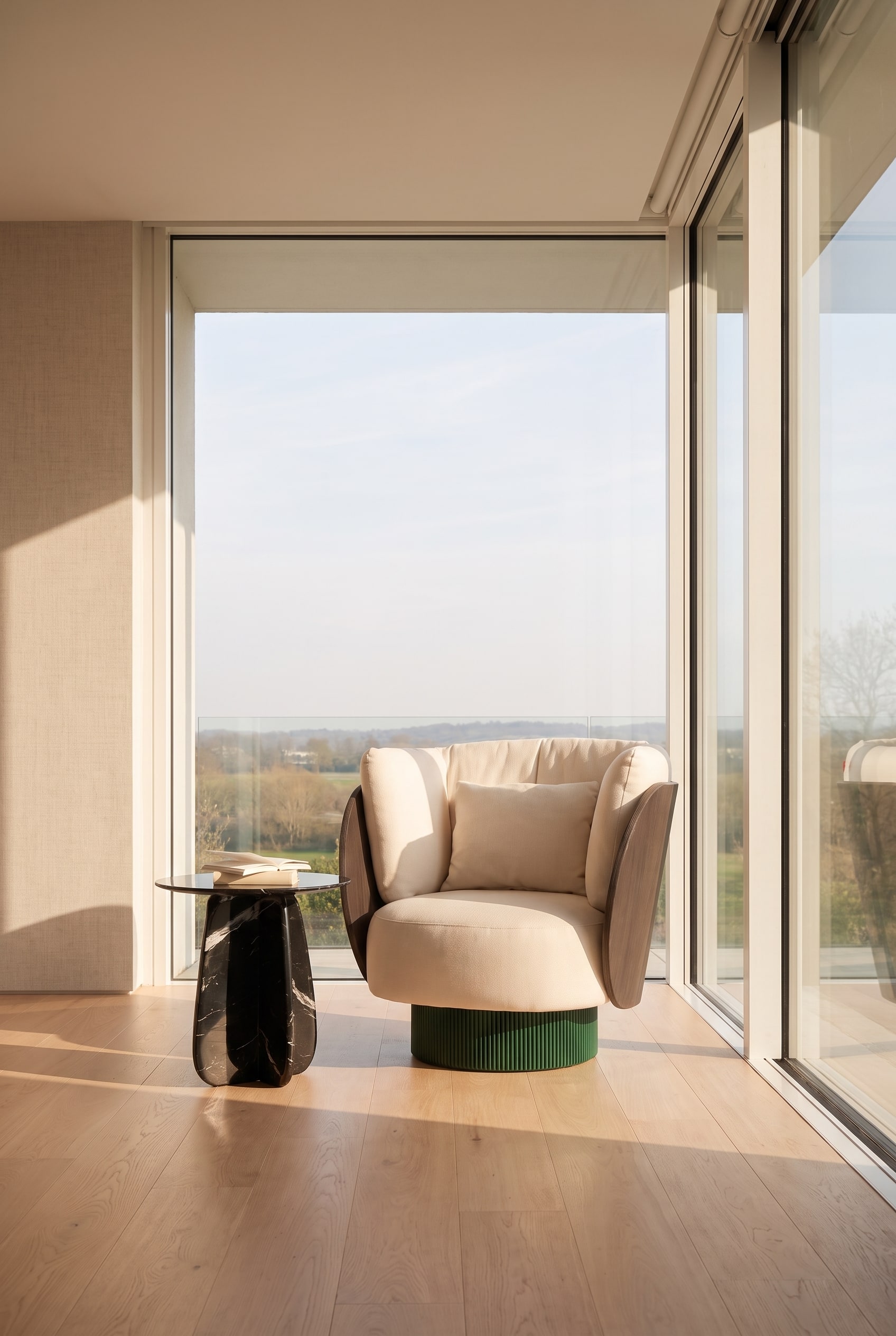 Un fauteuil pivotant &eacute;l&eacute;gamment plac&eacute; dans un coin lecture lumineux et moderne.