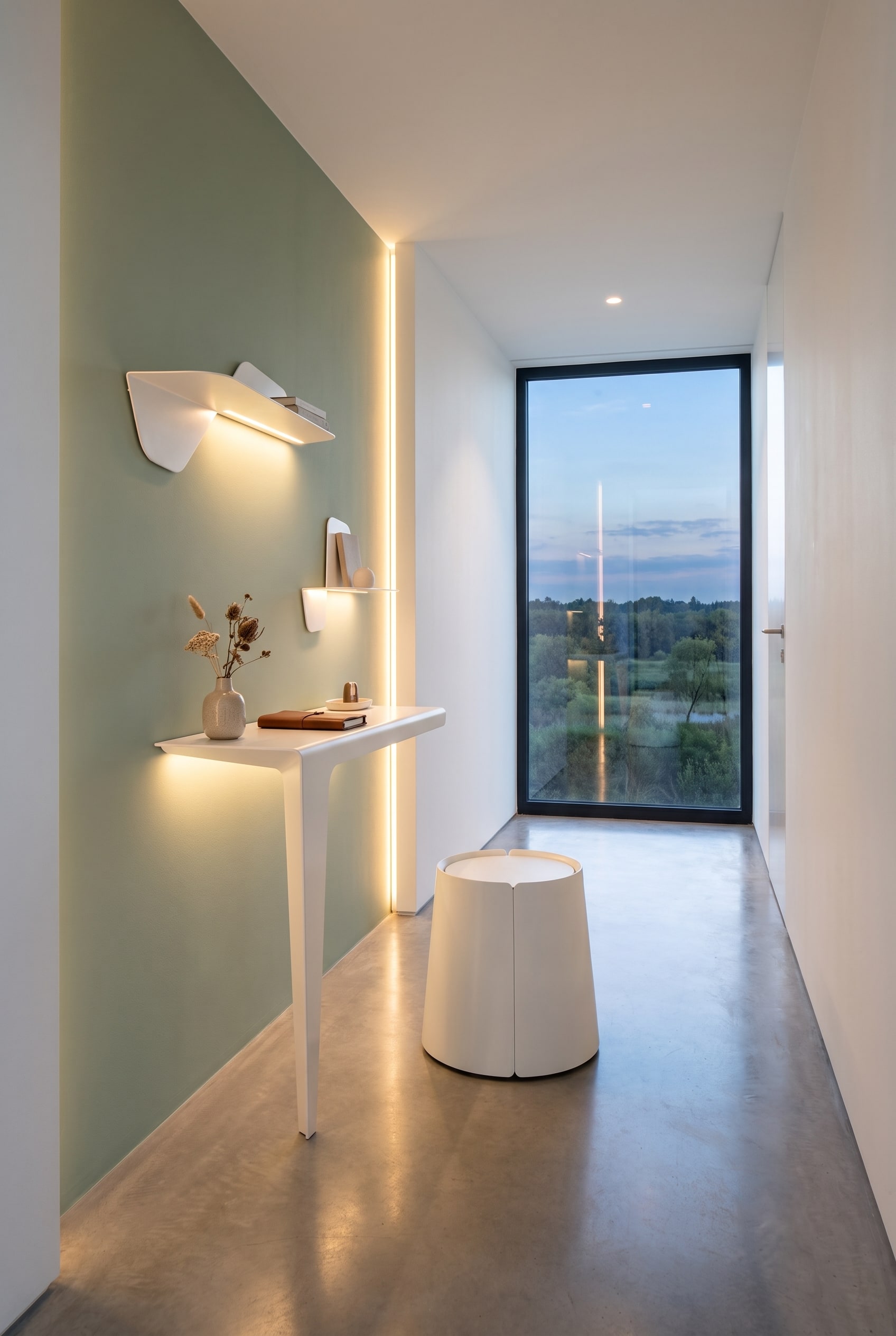 Couloir large avec une niche de couleur contrast&eacute;e, contenant un bureau d&eacute;licat aux bords arrondis