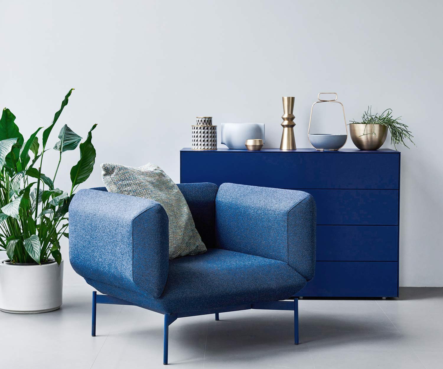 Fauteuil haut de gamme Prostoria Design Segment avec revêtement noir dans le salon Fauteuil haut de gamme Prostoria Design Segment avec revêtement noir dans le salon