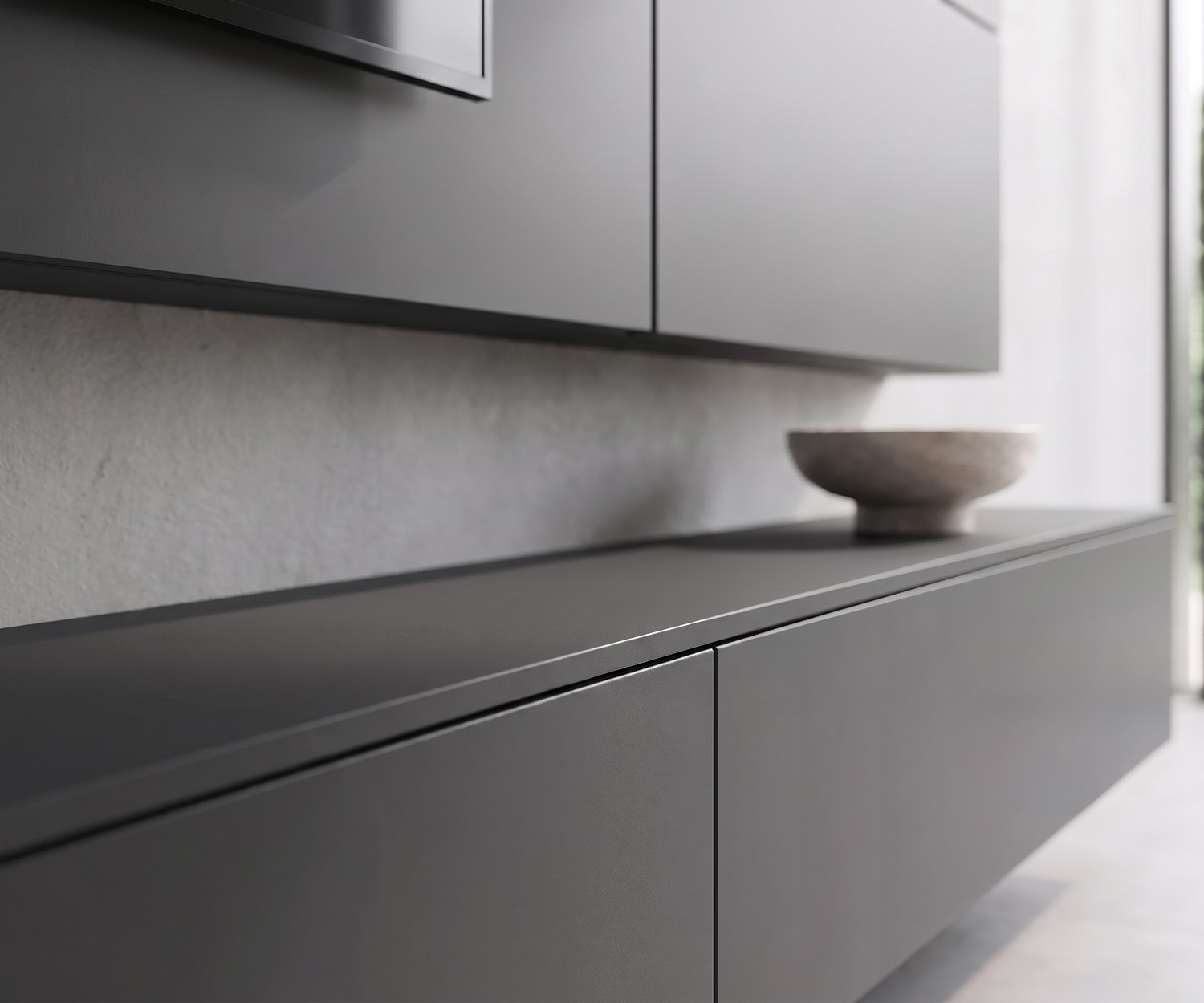 Ensemble mural TV Livitalia C102 suspendu Ensemble mural TV Livitalia C102: meuble bas suspendu en gris foncé mat pour un salon au design moderne.