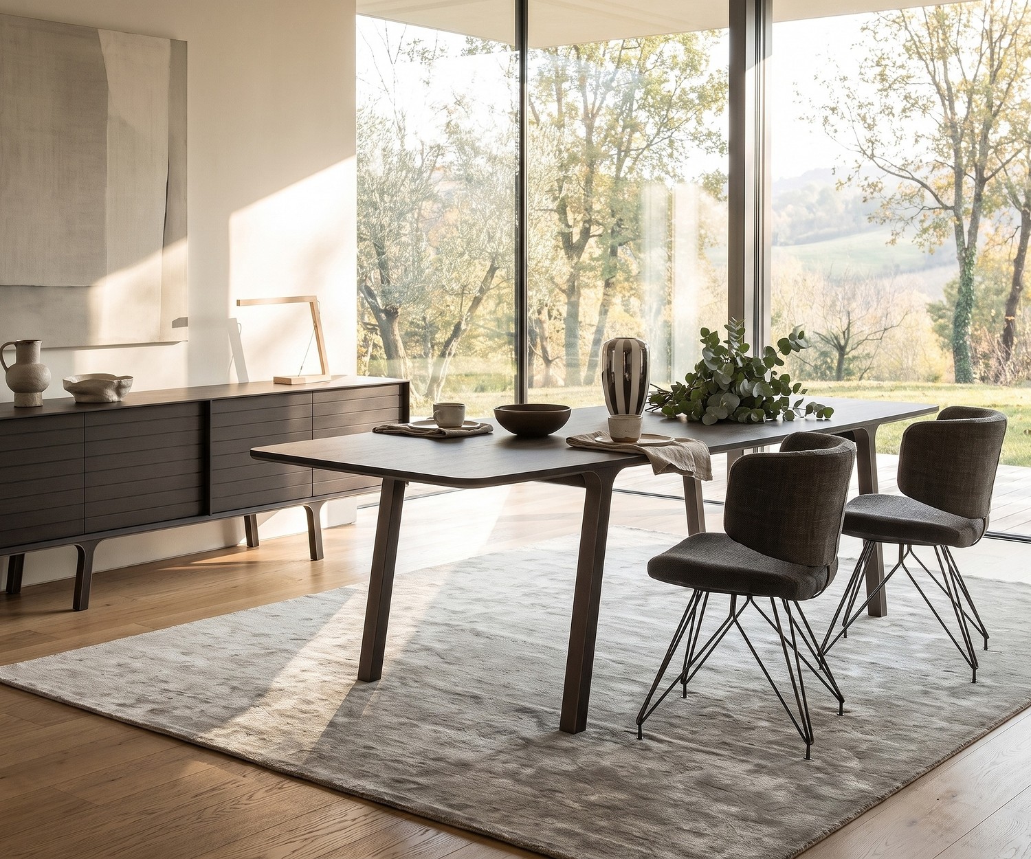 Table de repas design al2 mobius 001 en eucalyptus Table de repas al2 mobius 001 dans une salle à manger moderne en placage bois foncé avec chaises assorties
