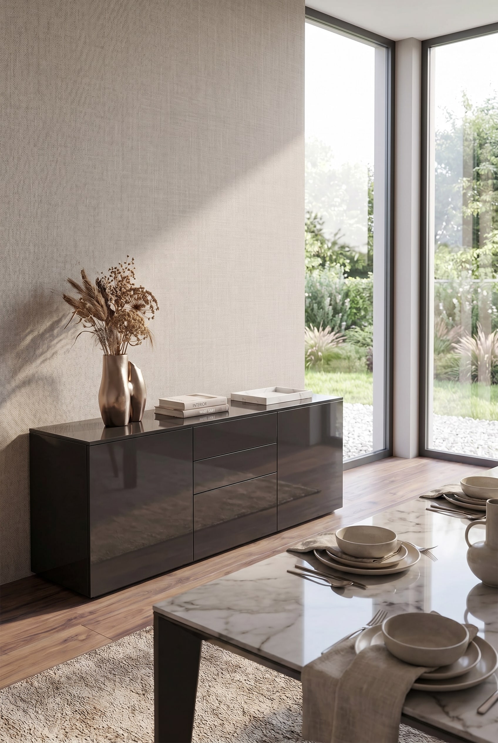 Elegantes Sideboard im Esszimmer als Anrichte dekoriert