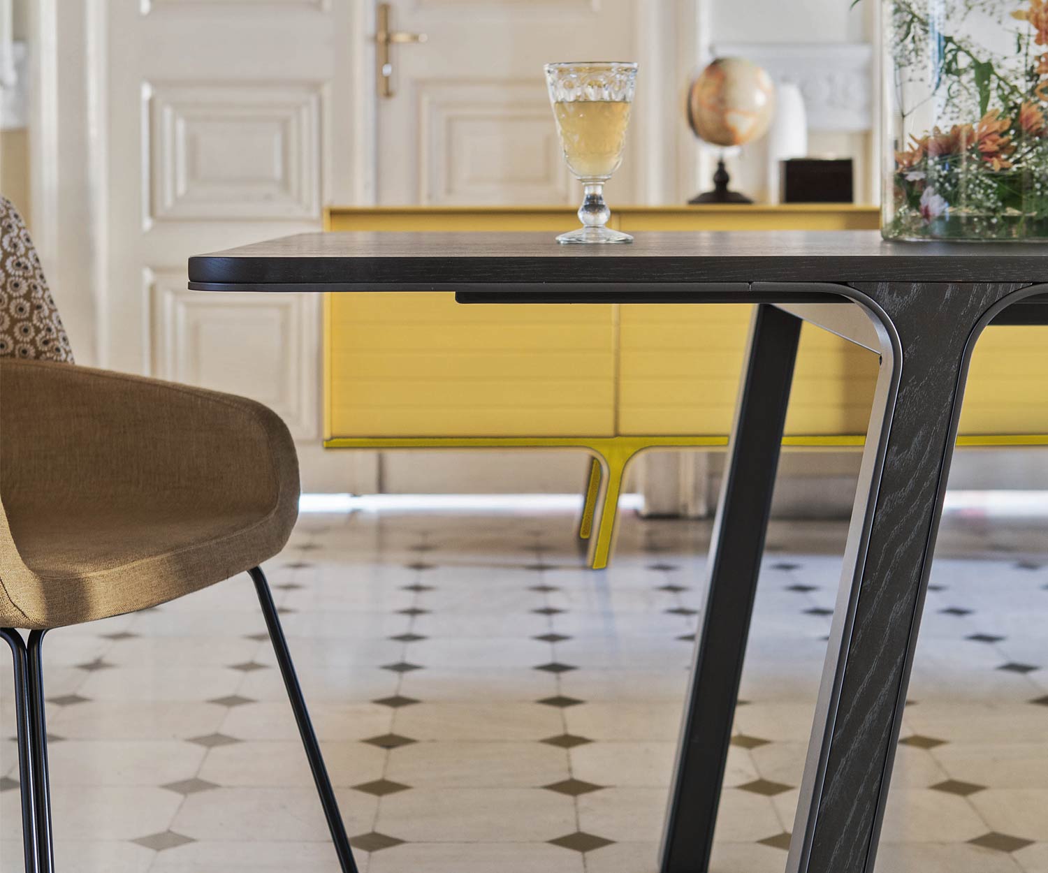 Table de salle à manger design al2 mobius 001 Détail du plateau de table avec pieds en bois massif Table de salle à manger design al2 mobius 001 Détail du plateau de table avec pieds en bois massif