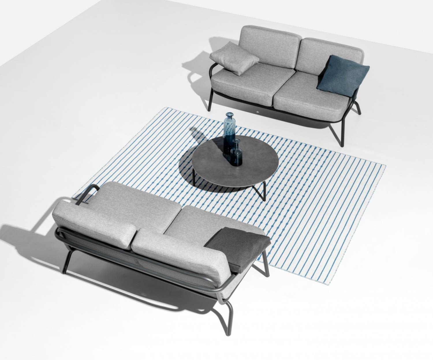 Deux Todus Starling Design Lounge Sofas se font face avec une table basse