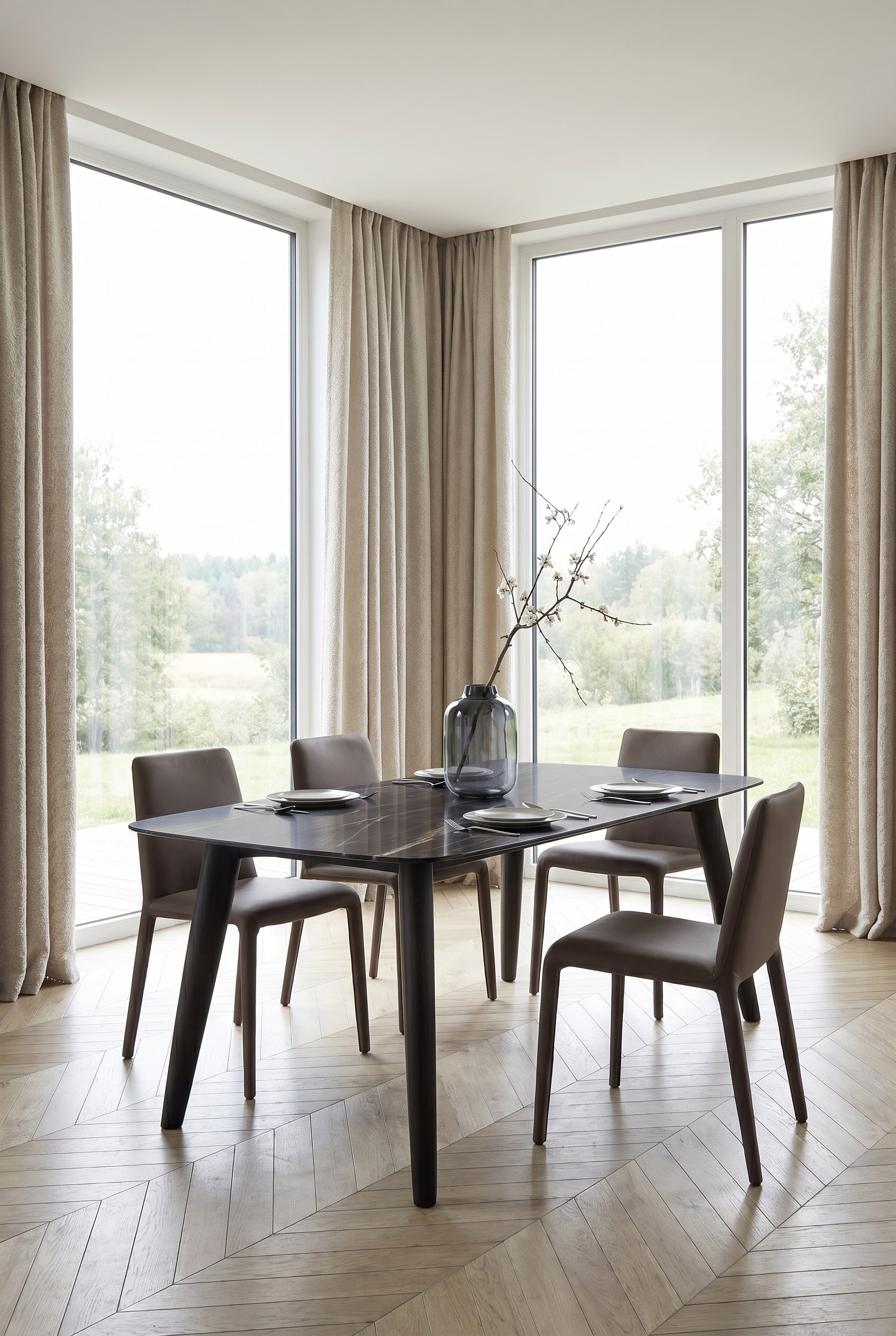 Modernes Esszimmer mit dunklem Keramik-Esstisch, umgeben von hellen Boucl&eacute;-St&uuml;hlen mit filigranen Beinen