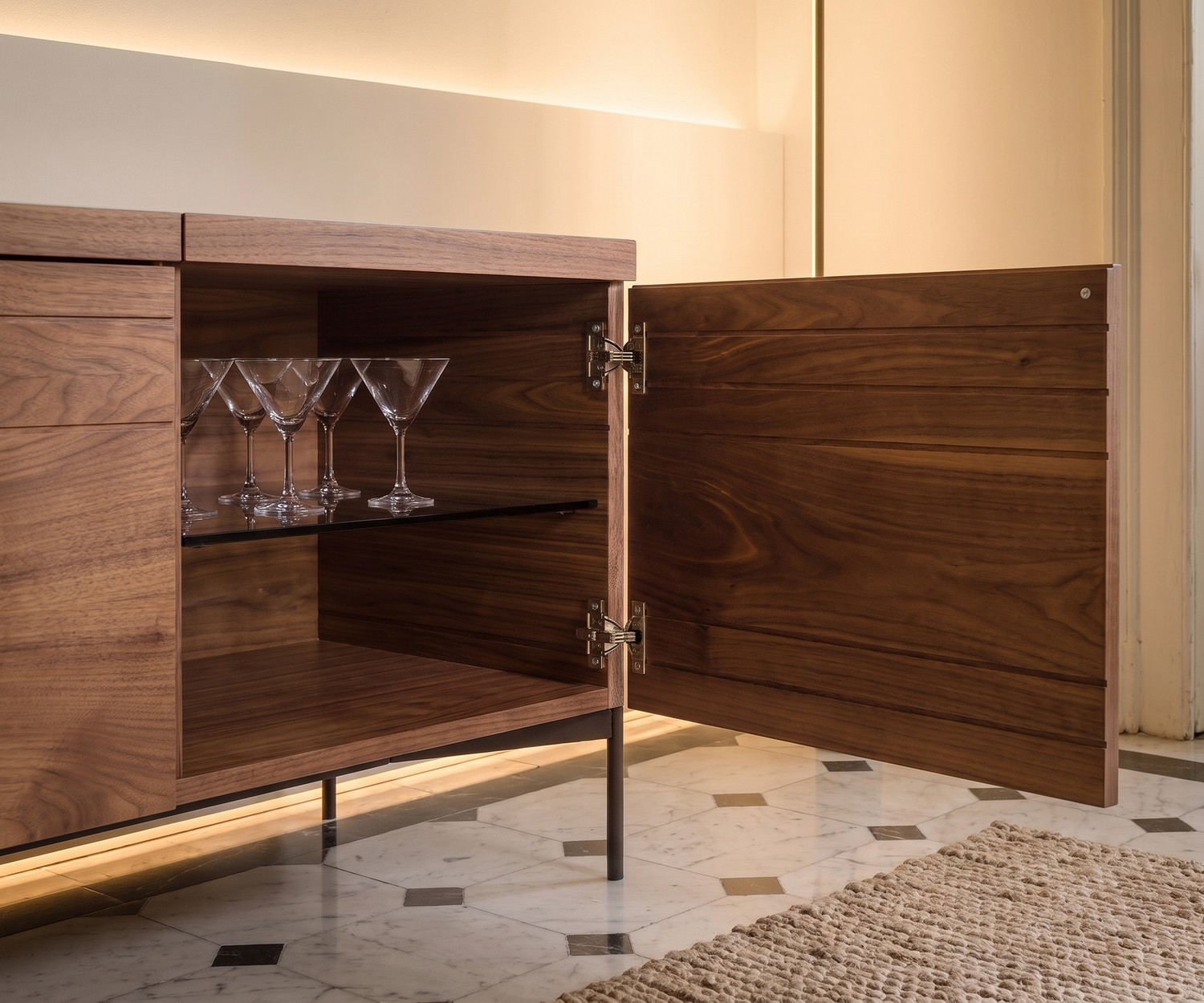 Buffet design en bois al2 o-rizon 003 pour le salon, offrant du rangement sous un grand miroir rond de style moderne.