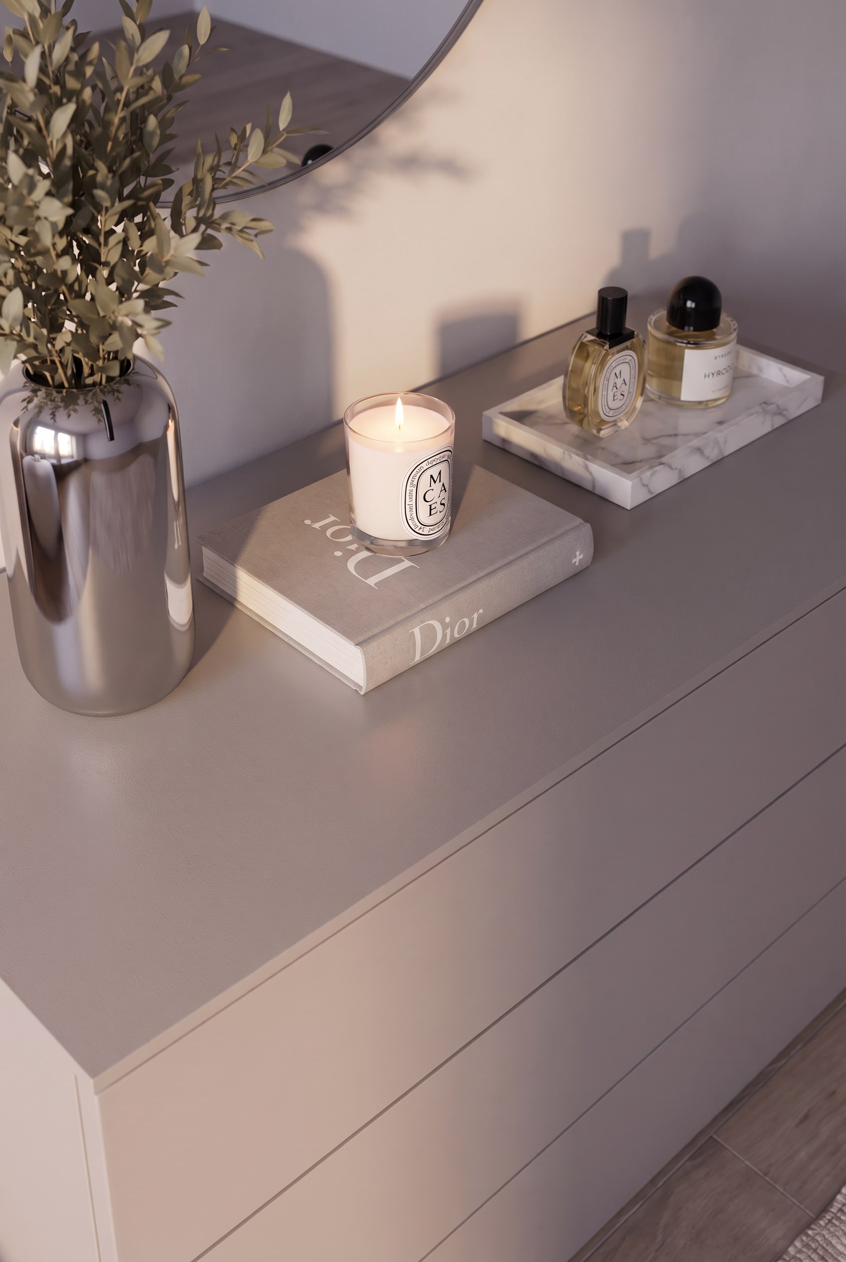 Detailaufnahme der Kommoden-Deckplatte mit einem Marmortablett, Parf&uuml;mflakons und einem Buch.