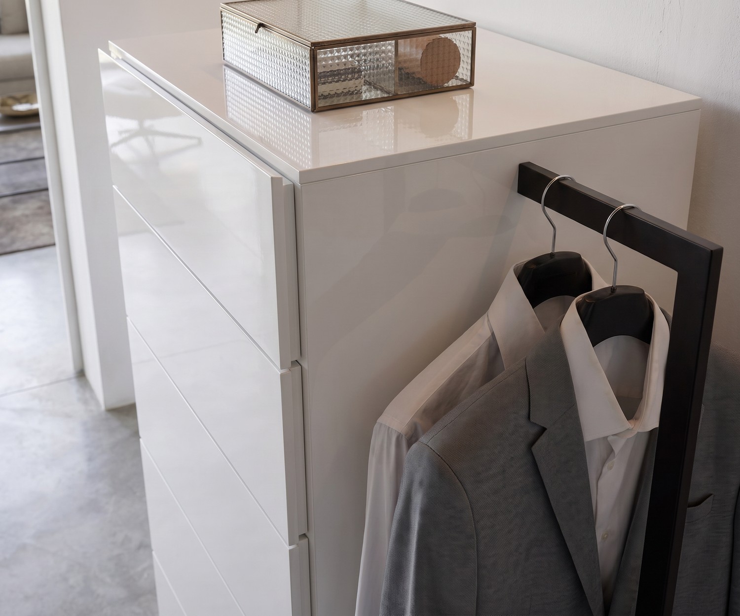 Novamobili Commode haute design avec penderie plus tringle