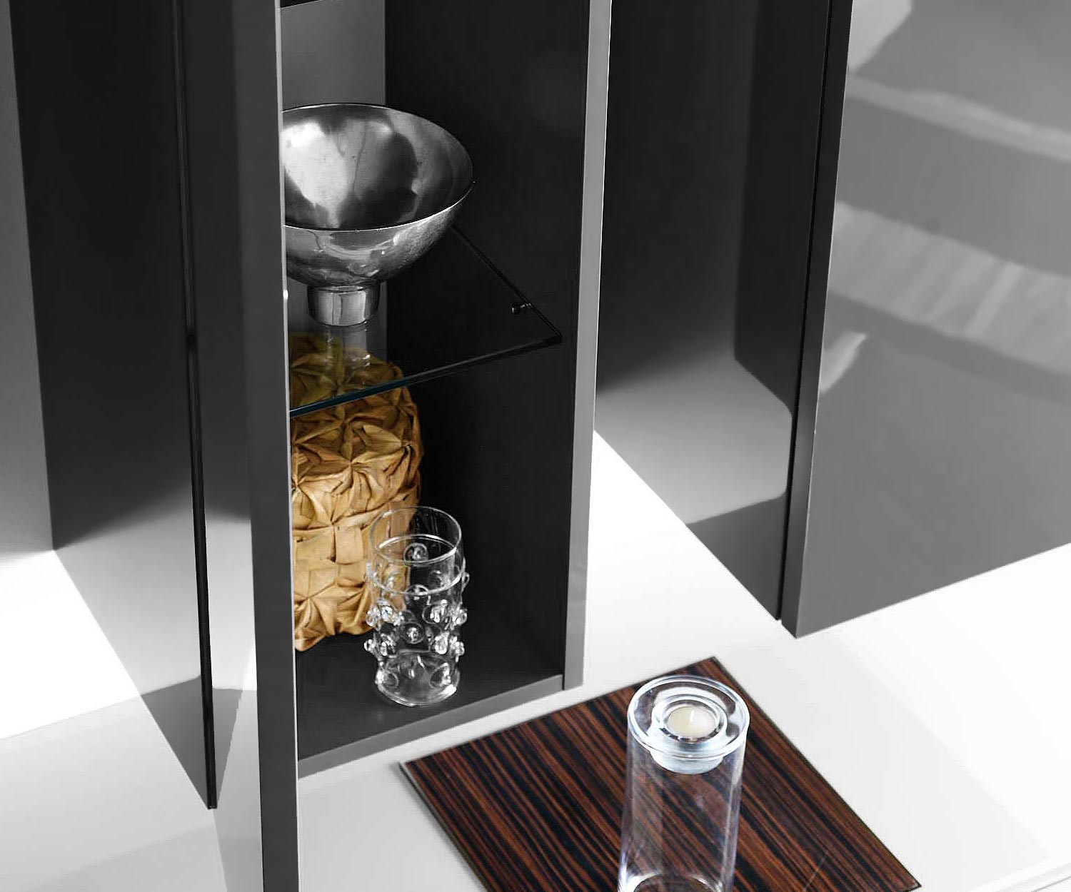 Armoire suspendue design avec détail de la tablette en verre Armoire suspendue design avec détail de la tablette en verre