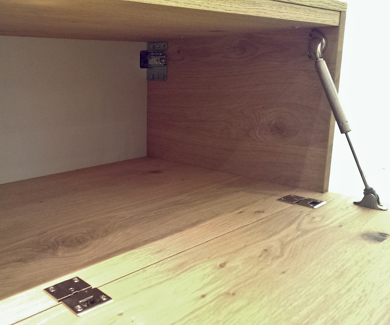 Moderne Livitalia Design Wohnwand C14B im Detail Aufhängung und Hydraulik Moderne Livitalia Design Wohnwand C14B im Detail Aufhängung und Hydraulik