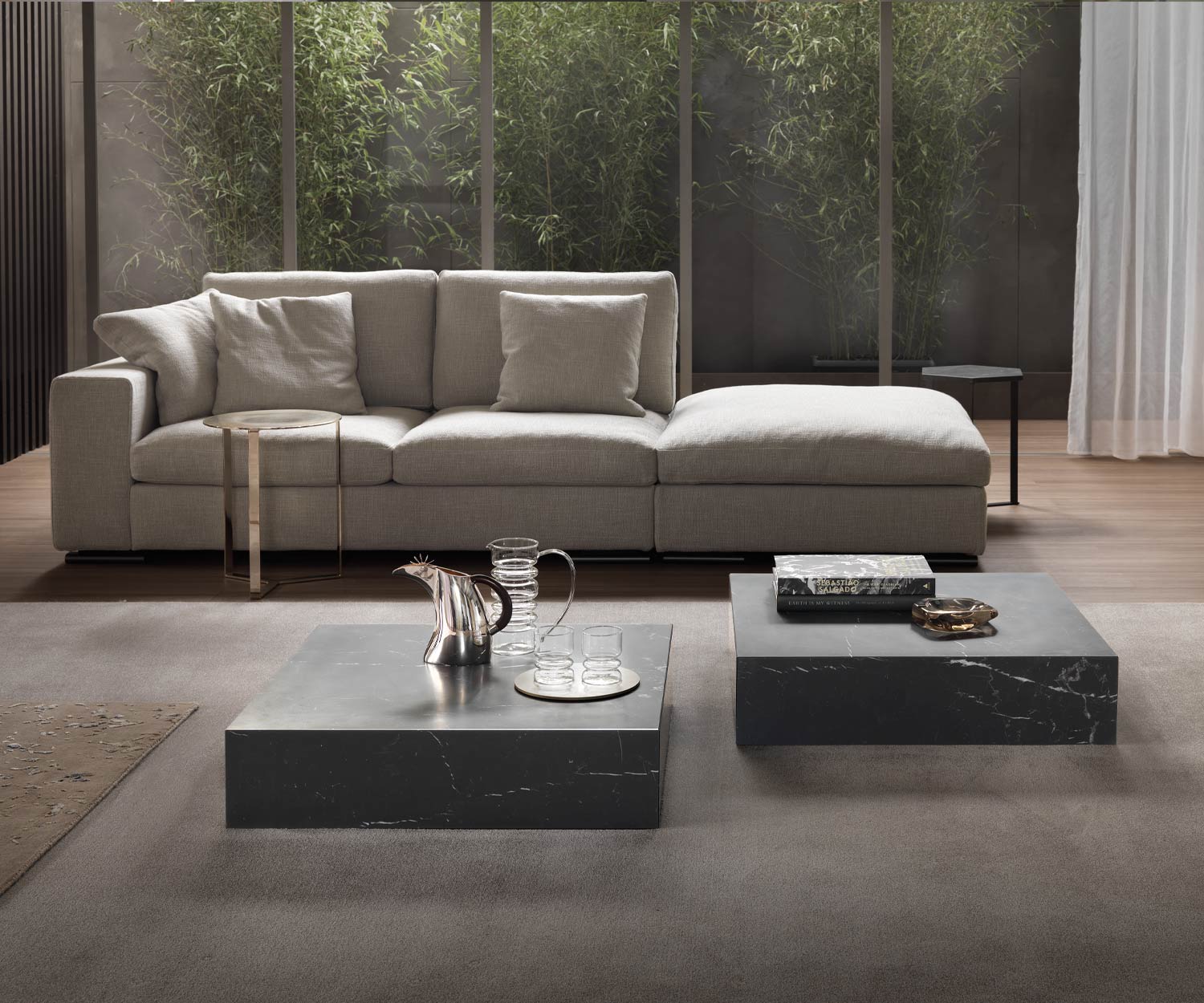 Marelli Table basse design Duo devant canapé en marbre noir