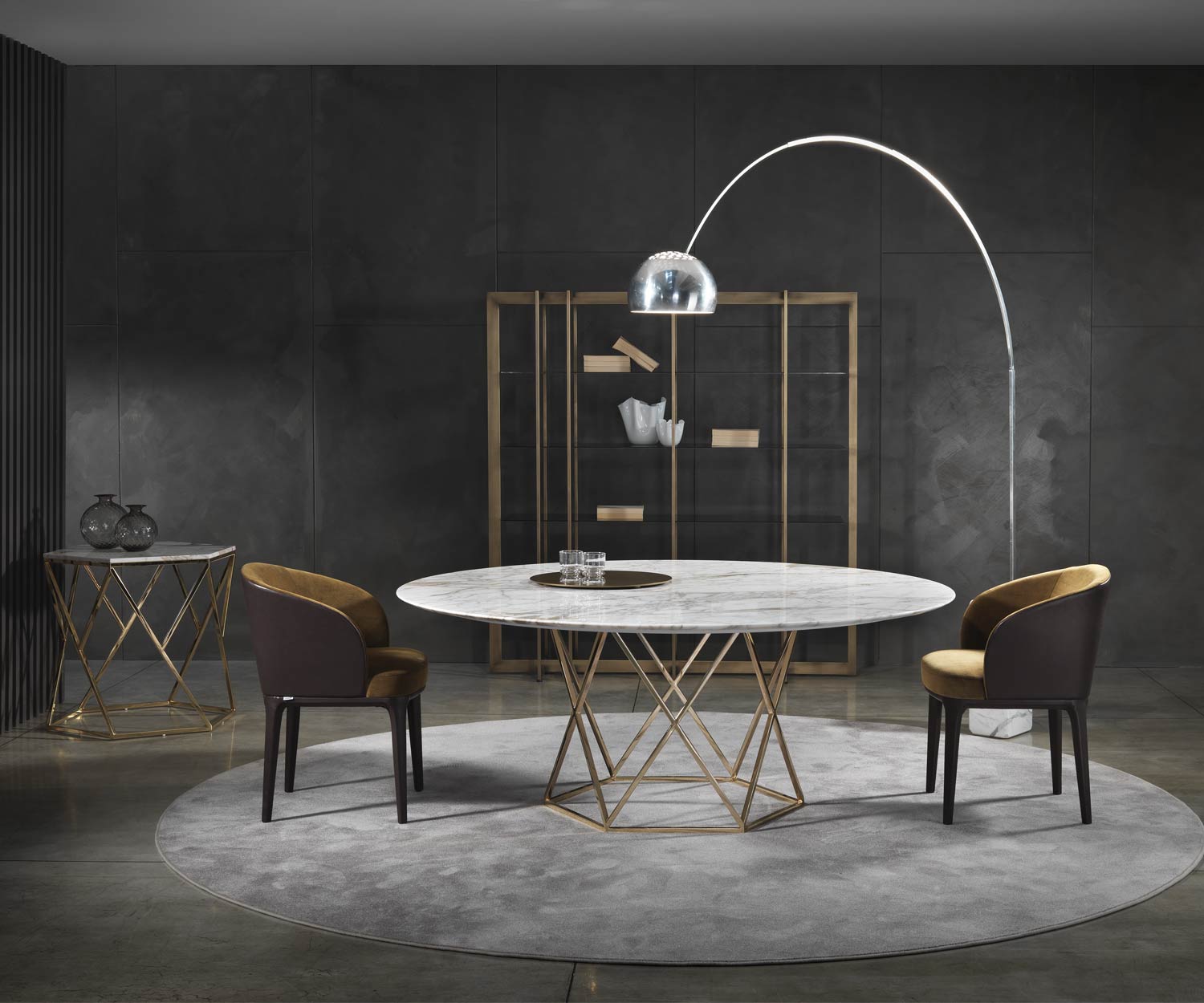 Table de salle à manger design exclusive en marbre Tatlin Ensemble disposé dans la salle à manger