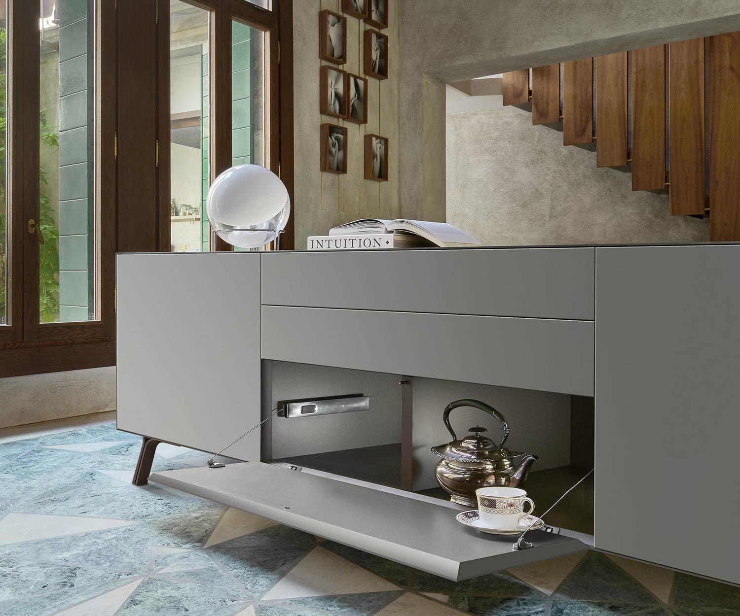 Modernes Livitalia Minimal 20 Design Sideboard mit geöffneter Klapptür Modernes Livitalia Minimal 20 Design Sideboard mit geöffneter Klapptür