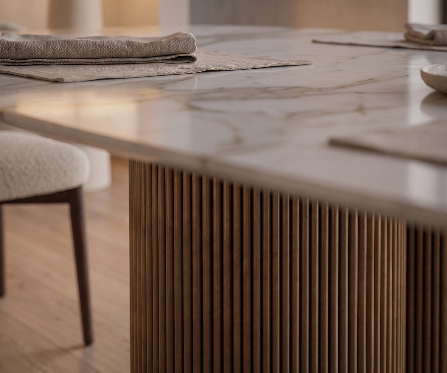 Table de repas al2 dakry b 001 pour salle à manger, plateau céramique effet marbre et piètement cannelé en bois.