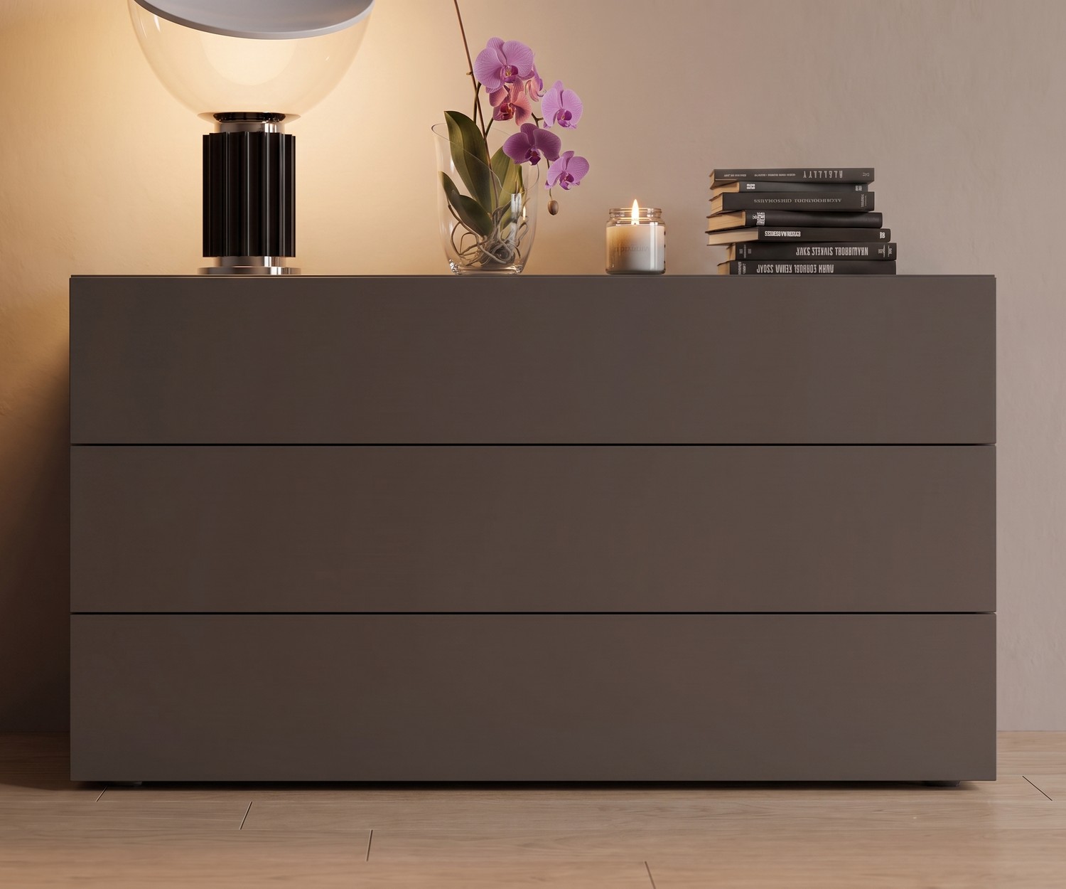 Kommode fürs Schlafzimmer Easy mit 3 Schubladen in Dunkelgrau matt, minimalistisches Design mit Tischleuchte und Orchidee.