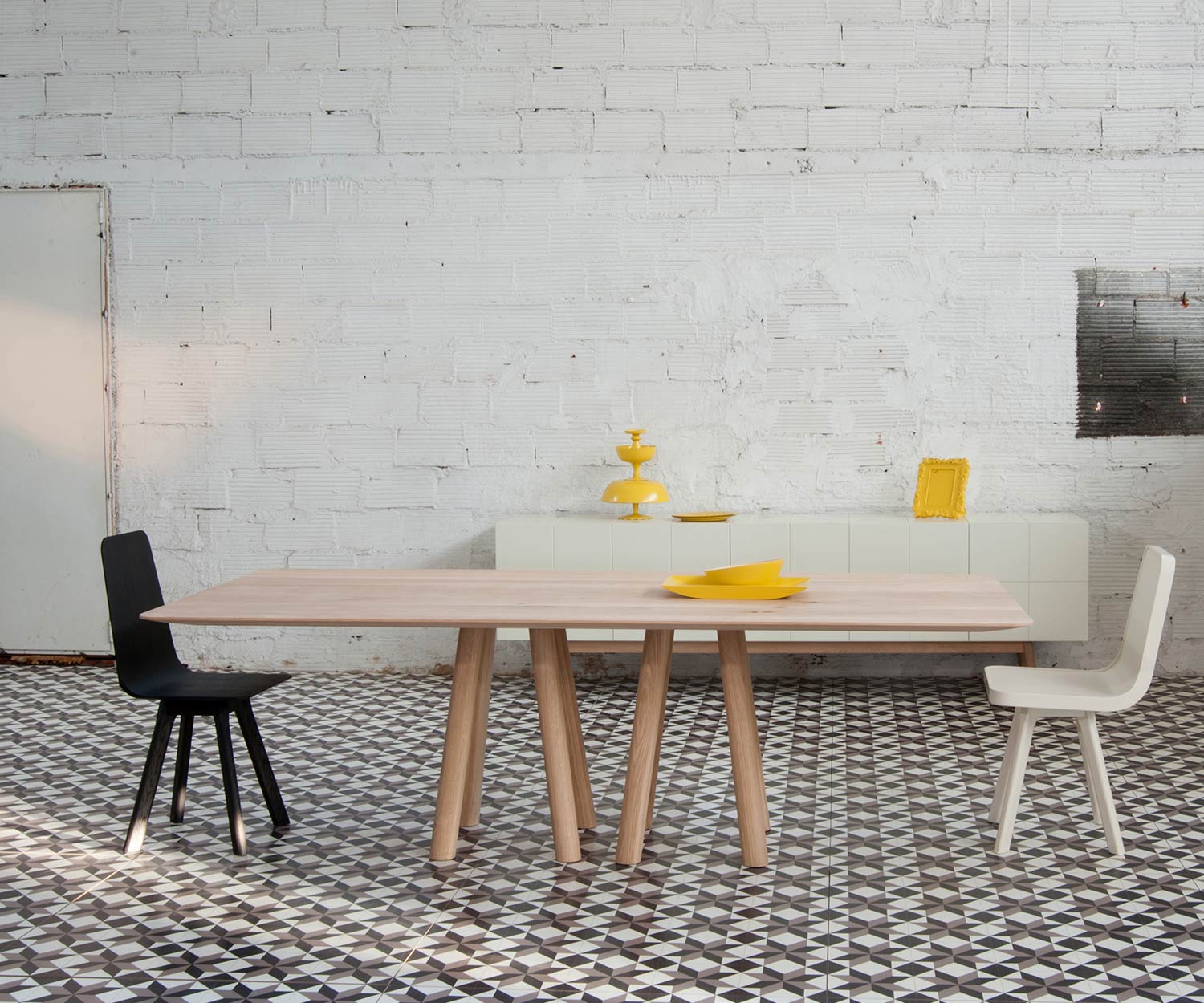 Table de salle à manger design de haute qualité en chêne massif avec chaises dans la salle à manger