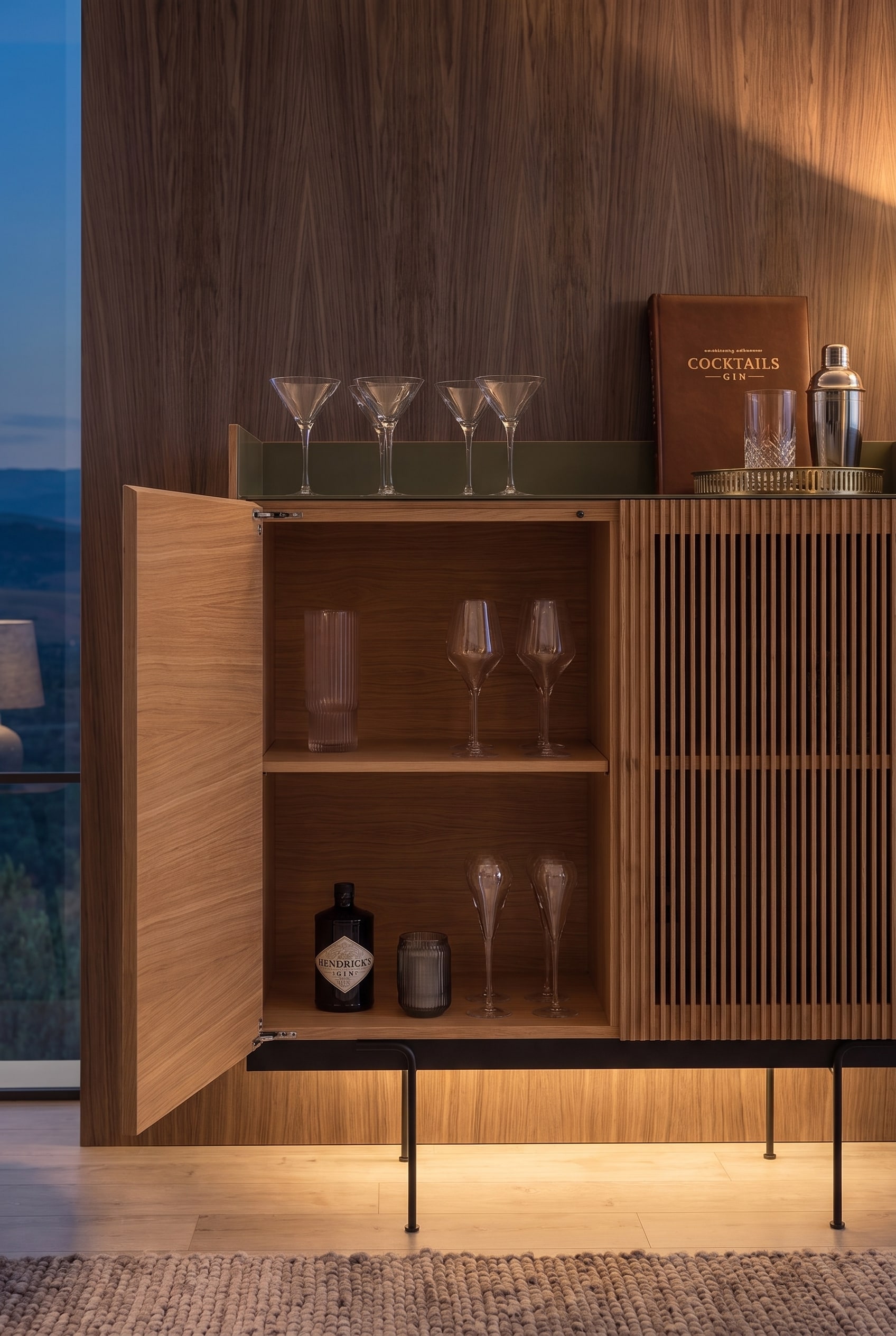 Geöffnetes Highboard aus Eiche mit eingeräumten Spirituosen und Gläsern, beleuchtet durch warmes LED-Licht.