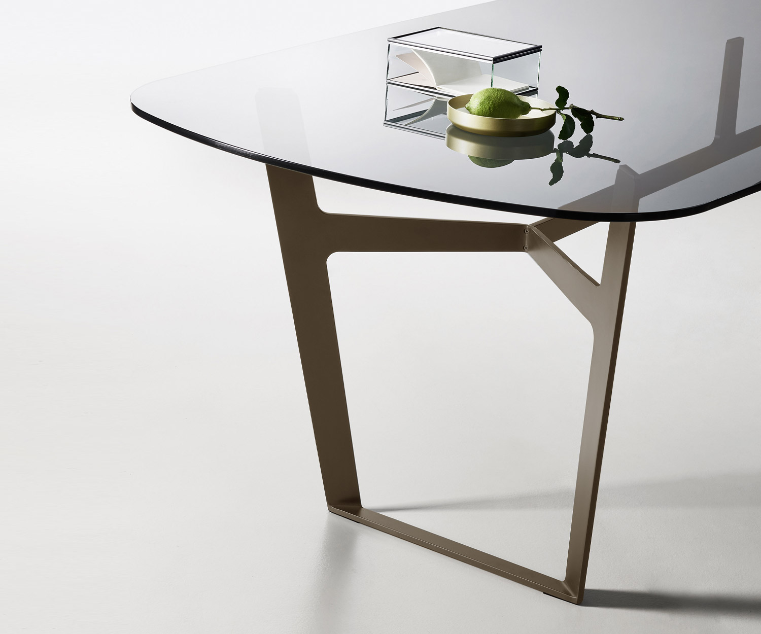 En détail Plateau de table en verre Piétement métallique Obi Design Table de salle à manger Livitalia