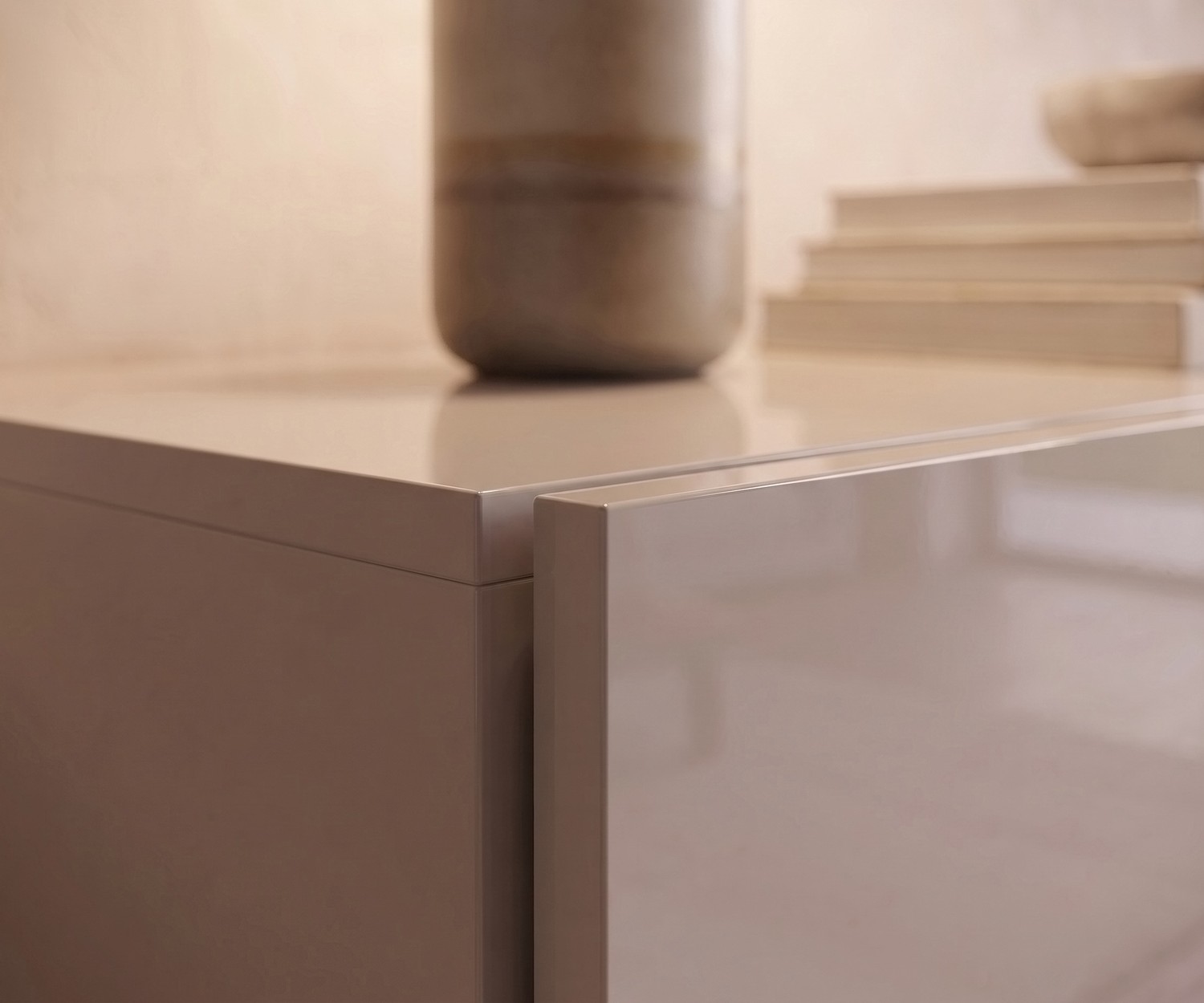 Commode suspendue Novamobili Easy en sable brillant pour la chambre, vue détaillée de la façade sans poignée.