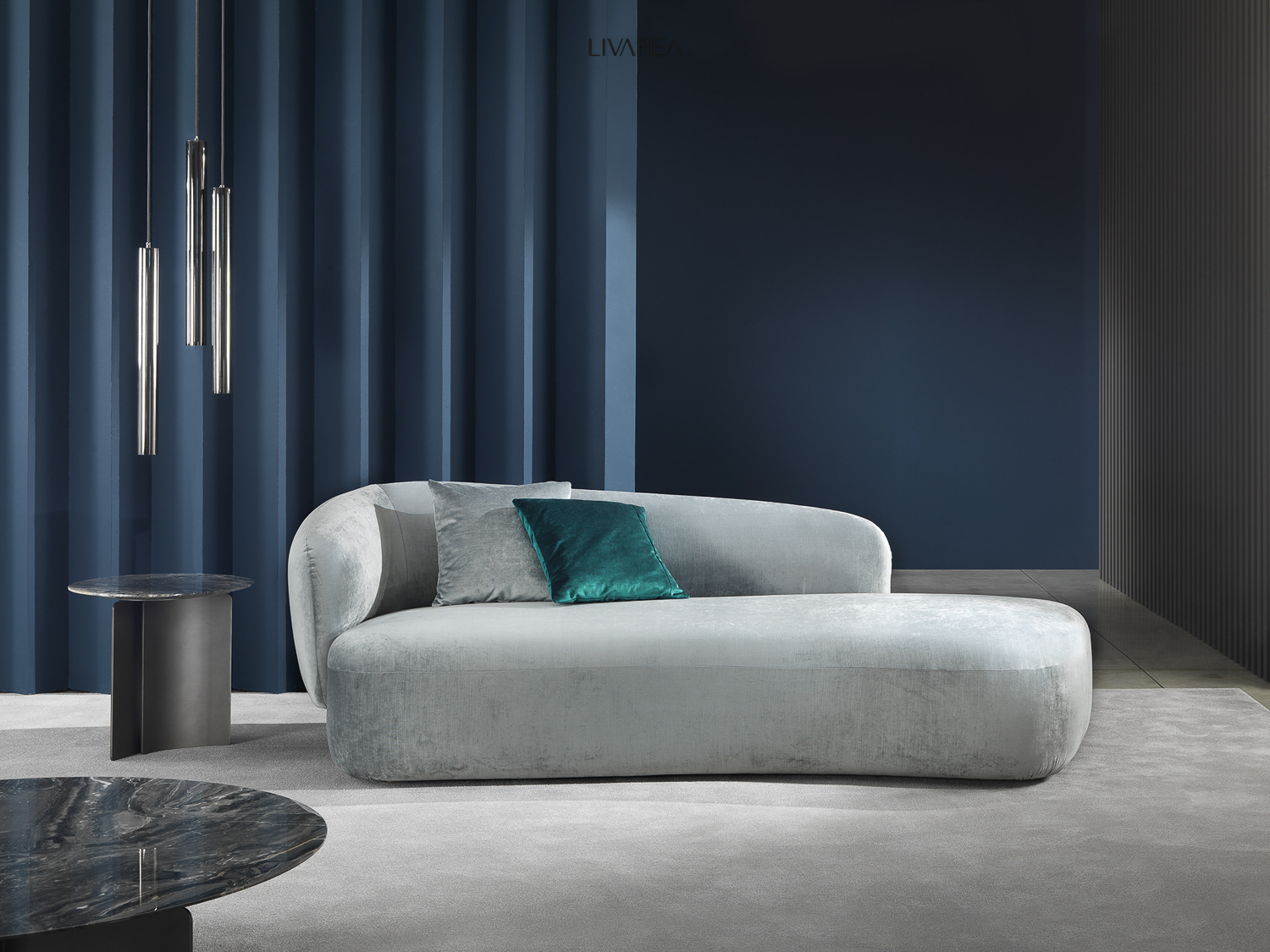 Elégant canapé recamière recouvert de velours au design arrondi combiné avec une table d'appoint en marbre Elégant canapé recamière recouvert de velours au design arrondi combiné avec une table d'appoint en marbre