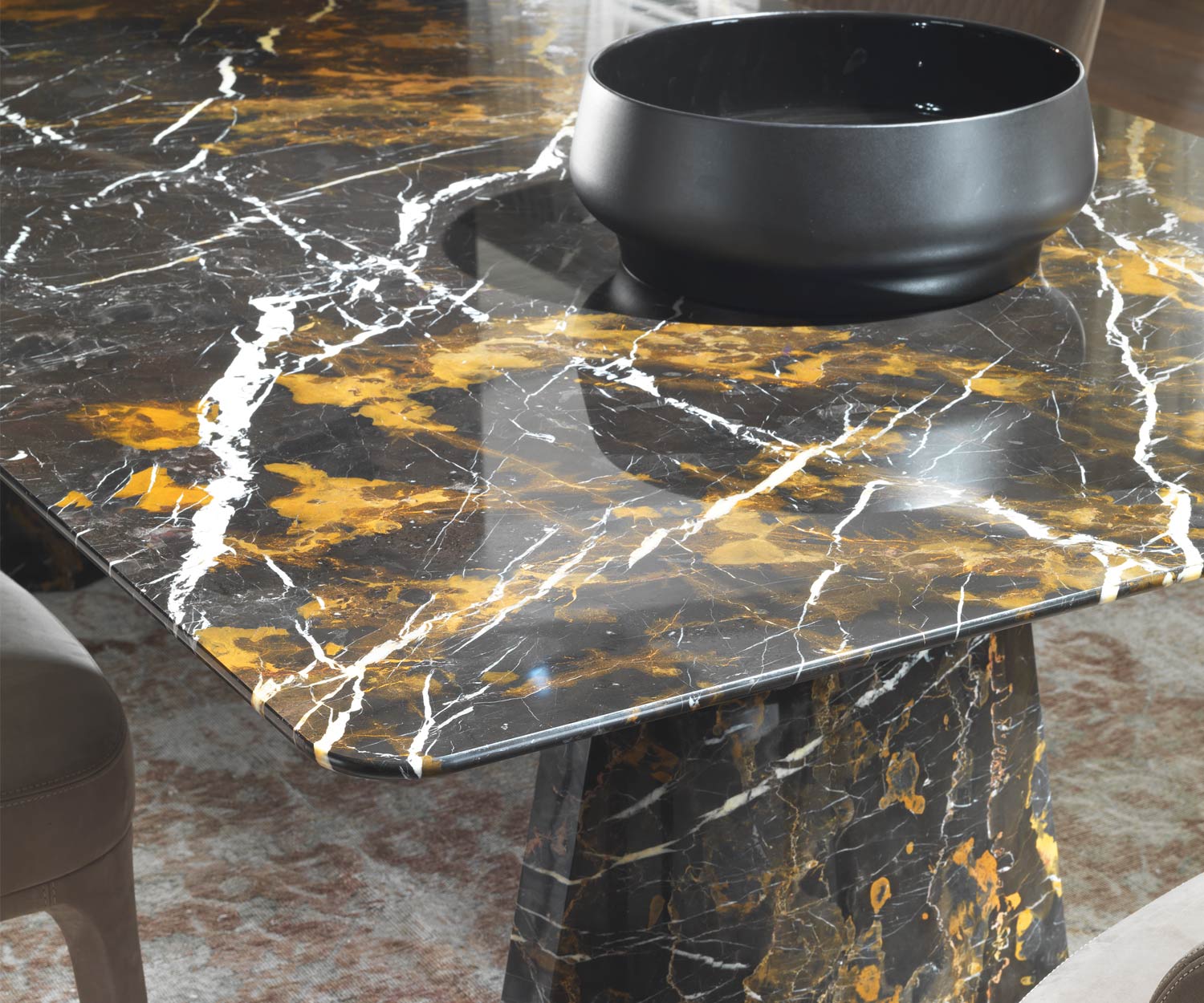 Table de salle à manger design de haute qualité en marbre veiné Black and Gold
