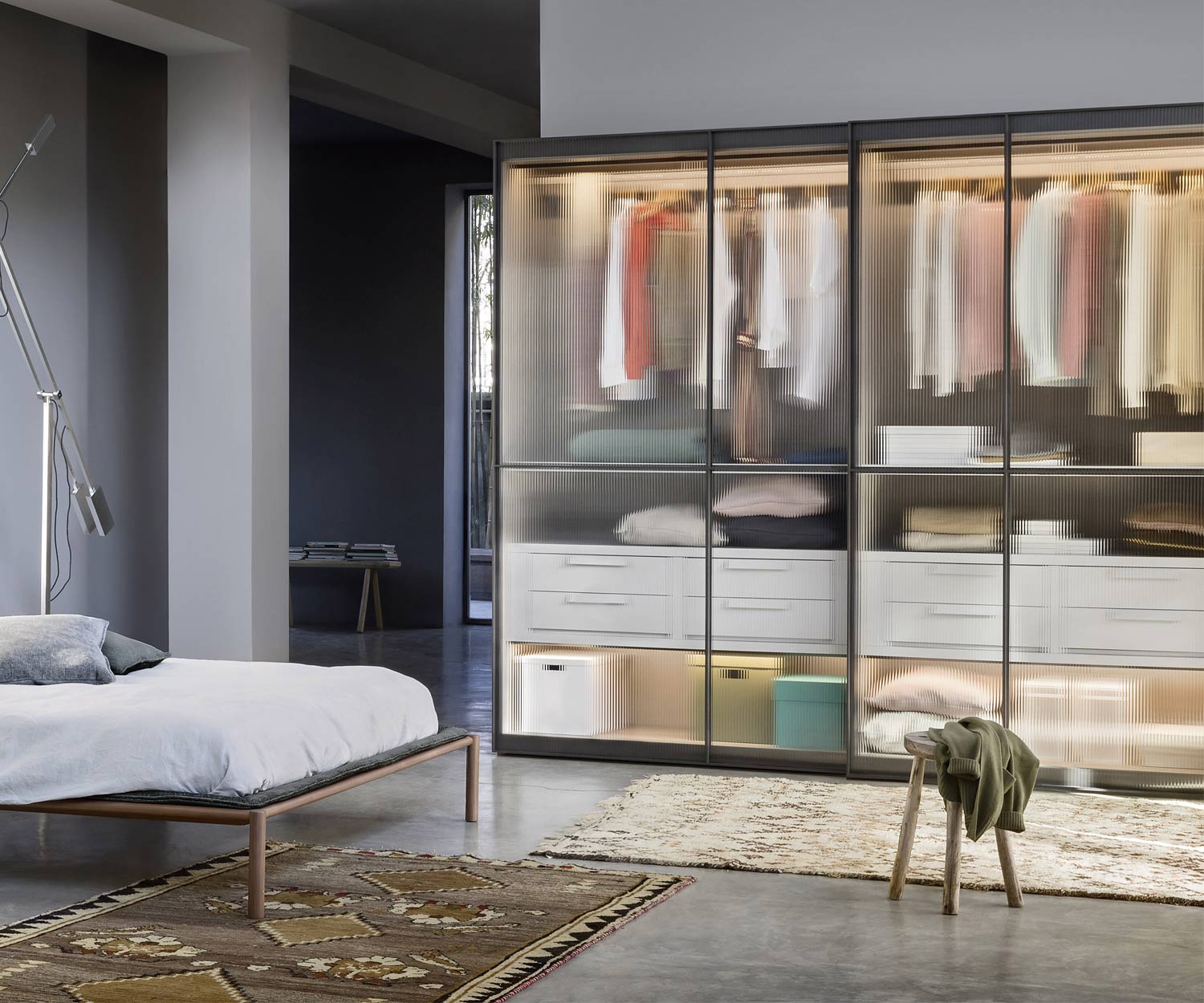 Novamobili Kleiderschrank Layer mit Glasschiebetüren und LED Novamobili Kleiderschrank Layer mit Glasschiebetüren und LED