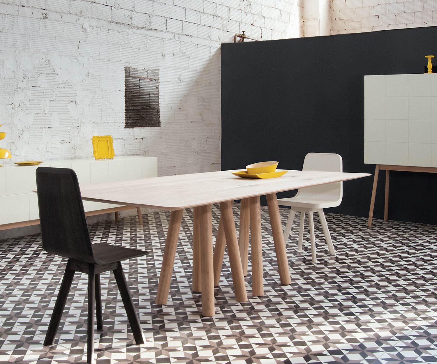 Table de salle à manger design moderne en chêne Vue latérale dans la salle à manger
