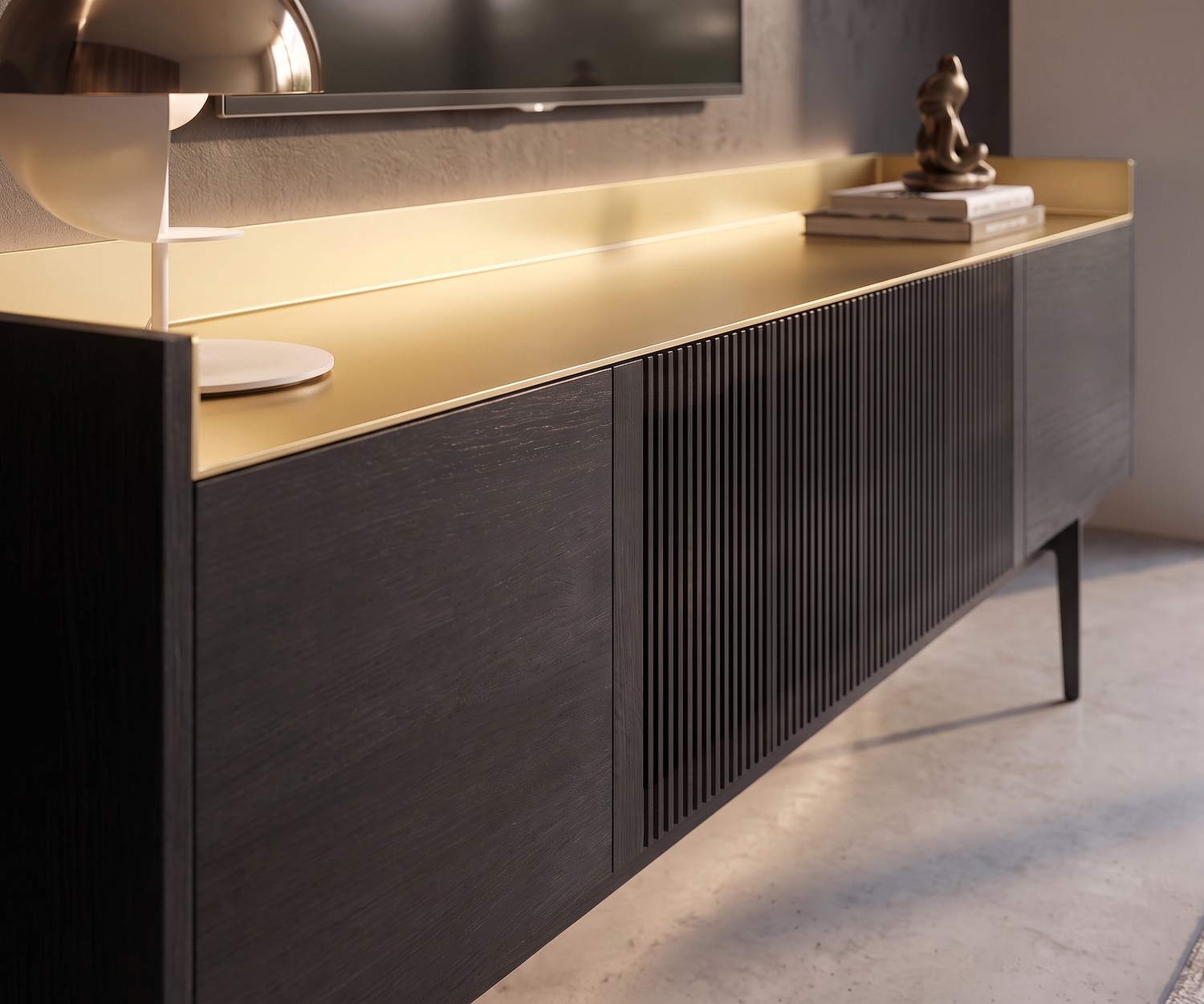 Meuble TV lowboard Punt Stockholm en bois sombre et plateau en aluminium doré dans un salon moderne.