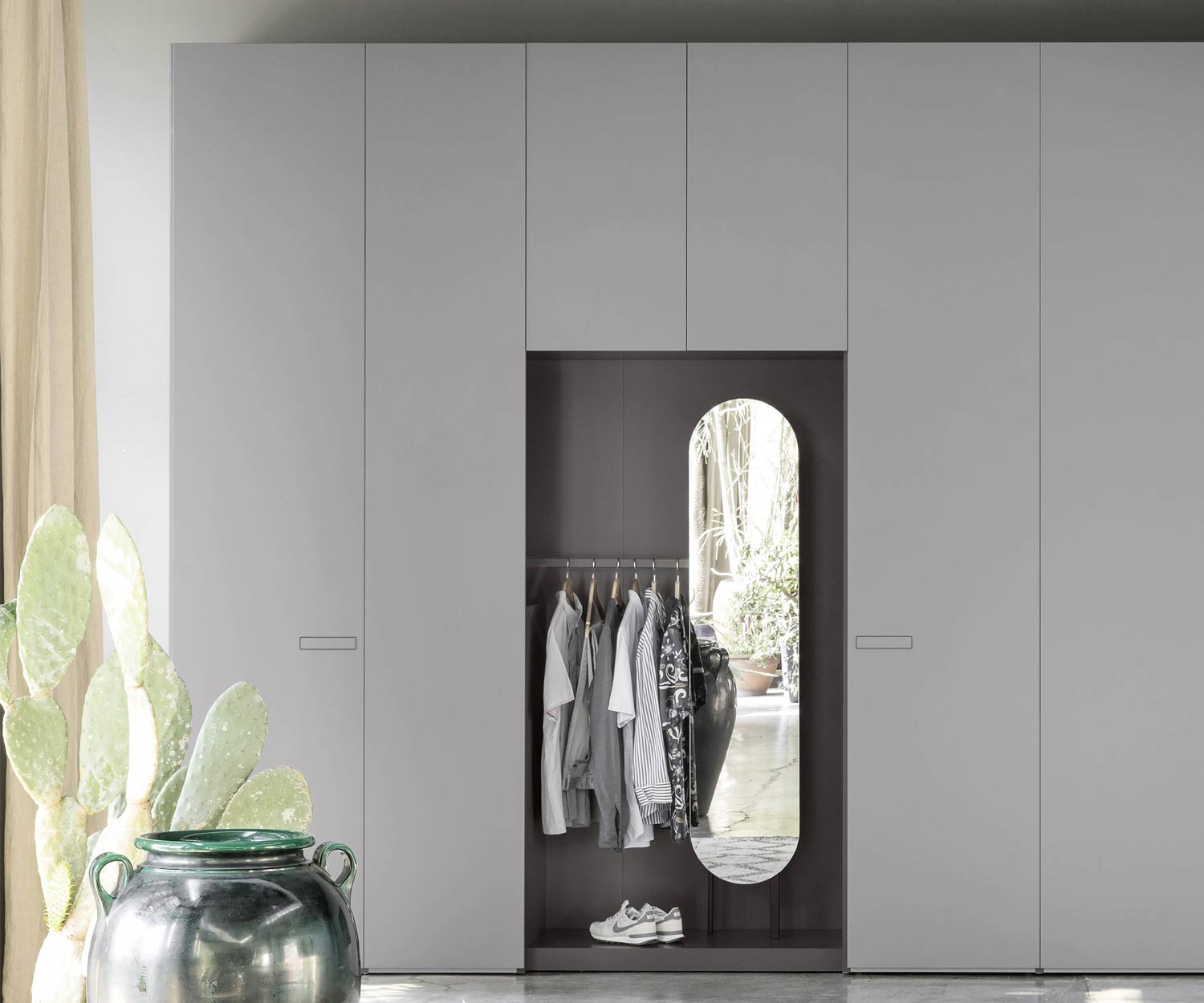 Armoire design moderne pour couloir avec penderie ouverte Armoire design moderne pour couloir avec penderie ouverte