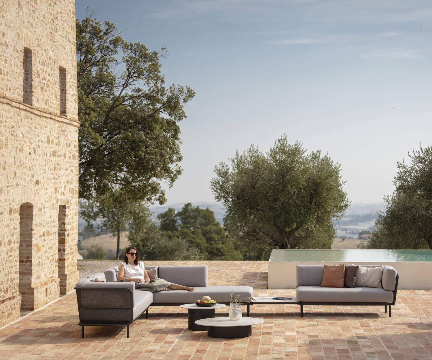 Un style de vie méditerranéen avec le canapé de jardin design Todus Baza sur la terrasse