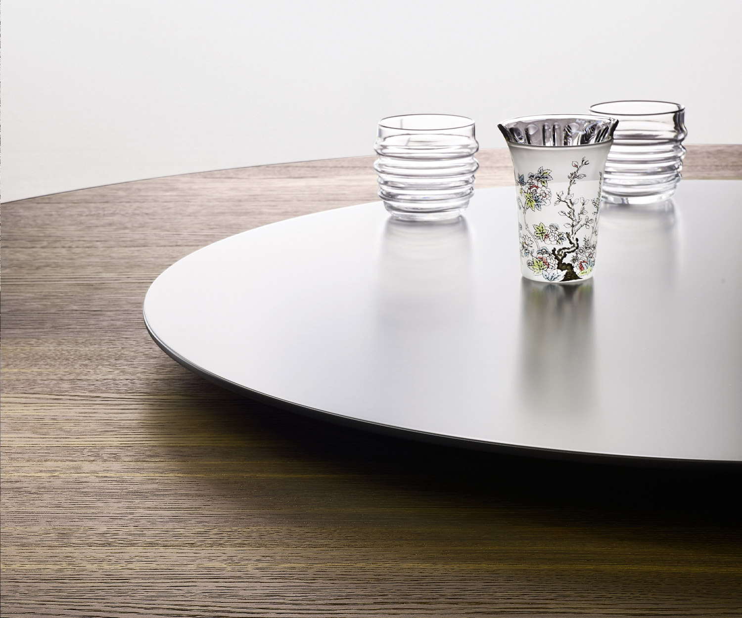 Détail du plateau tournant de la table de salle à manger Livitalia Convivio avec verres à boire sur plateau de table en chêne