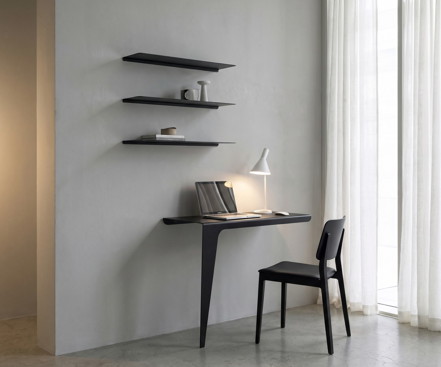 Wandkonsole Lama aus Metall von MEME Design in Weiß im modernen Flur mit Hocker und Garderobe.