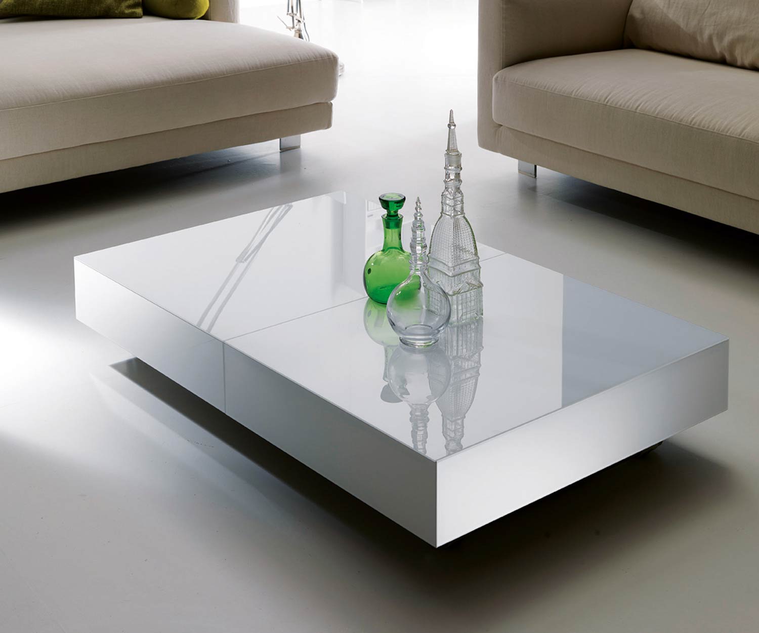 Weißer Glas Designer Couchtisch von Ozzio mit Sofa und Sessel in Wohnzimmer