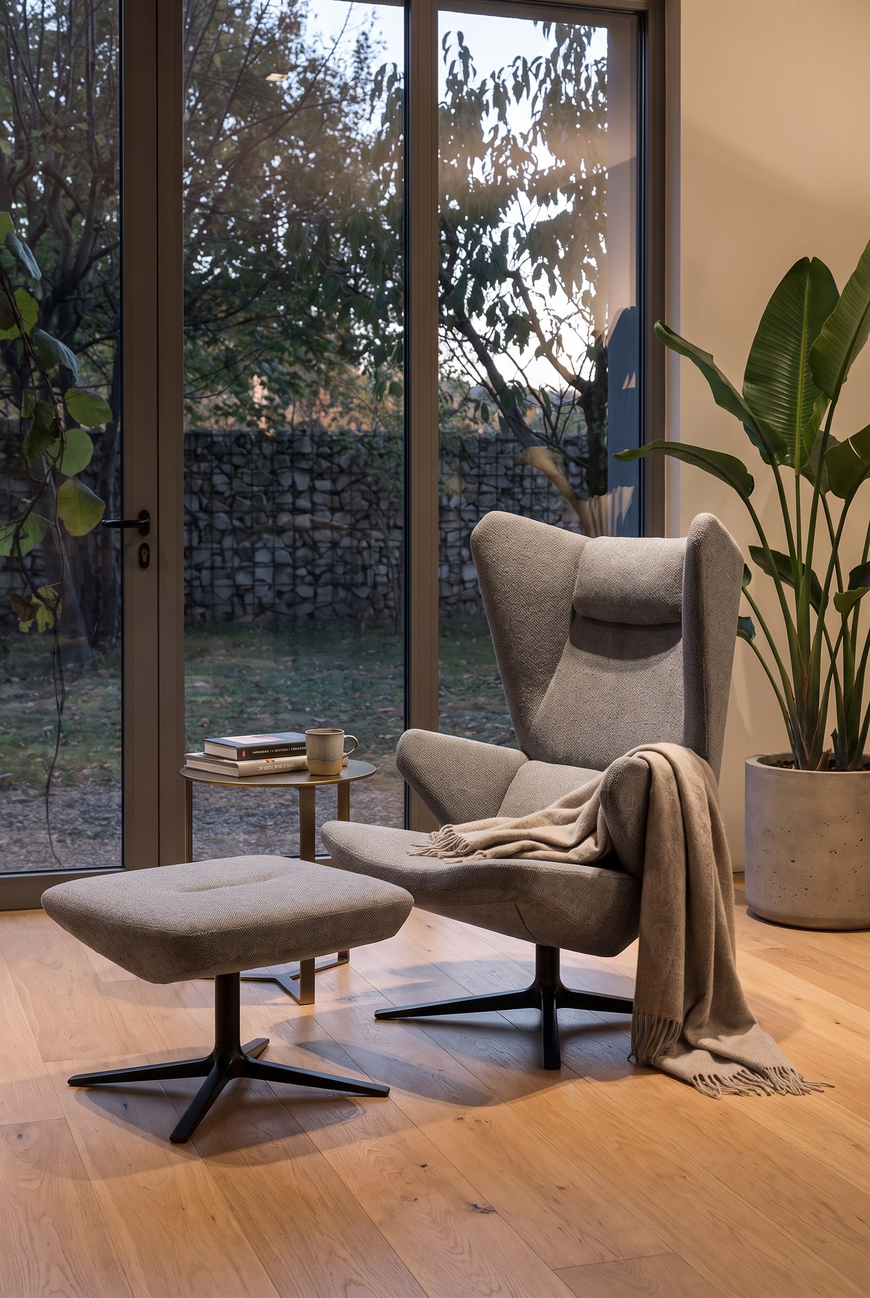 Moderner, ergonomischer Prostoria Sessel Trifidae in einer eleganten und gemütlichen Leseecke