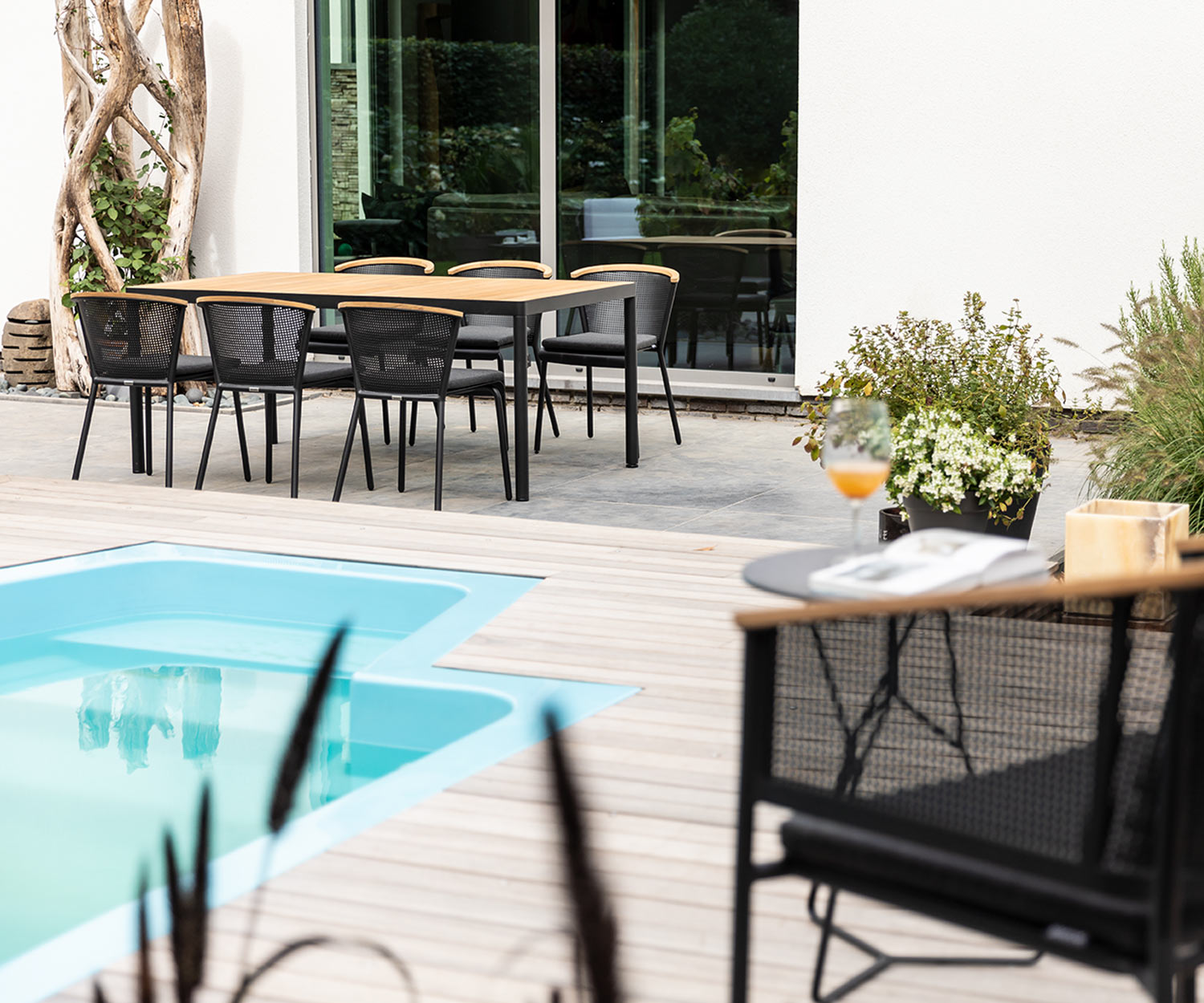 Moderne Oasiq Riad Designer Chaise de jardin au bord de la piscine avec table de jardin Moderne Oasiq Riad Designer Chaise de jardin au bord de la piscine avec table de jardin