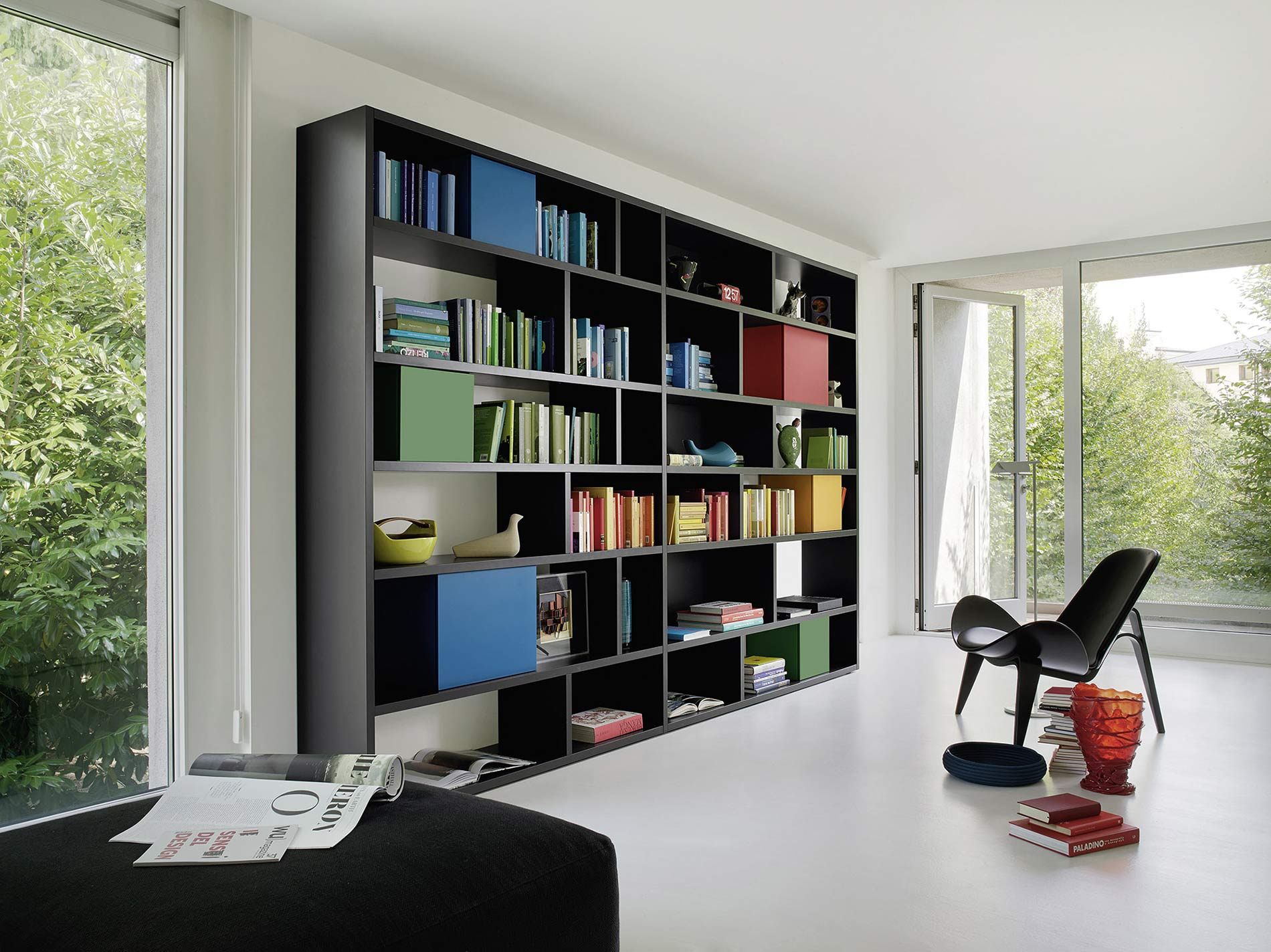 Schwarzes Bücherregal mit Boxen